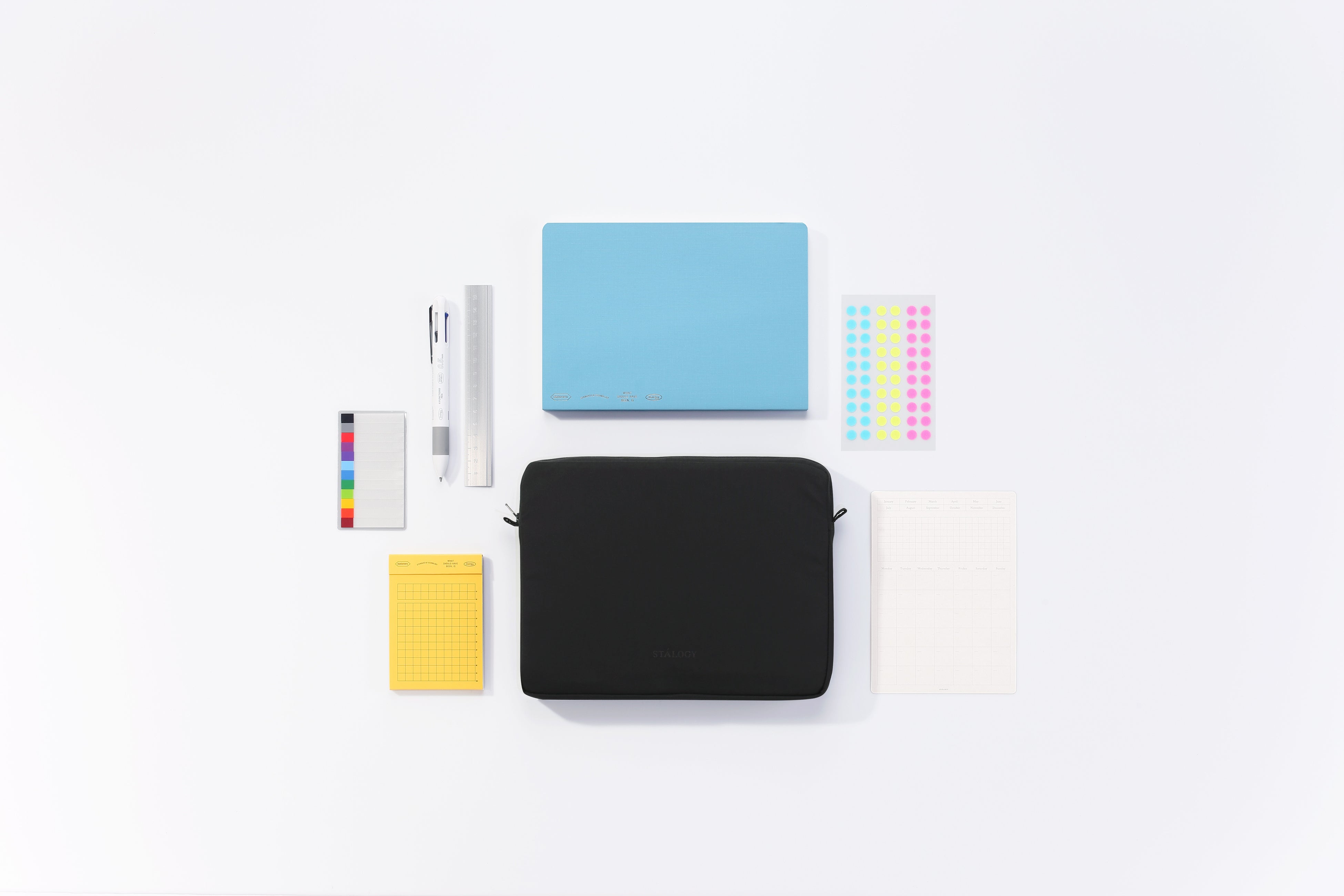 ノートと共に周辺小物も収納できる