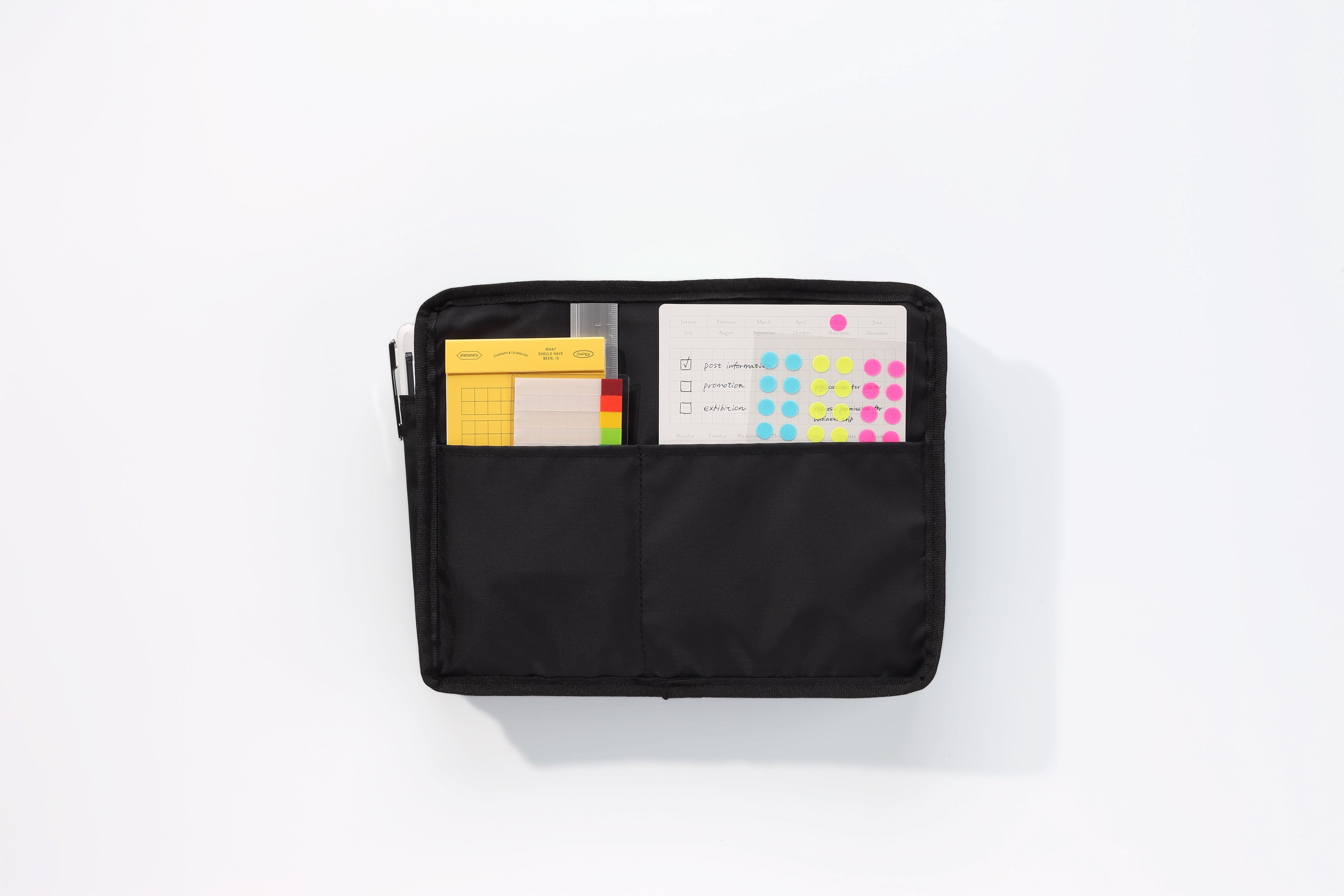 内側には3つのポケット　※中表に裏返して撮影