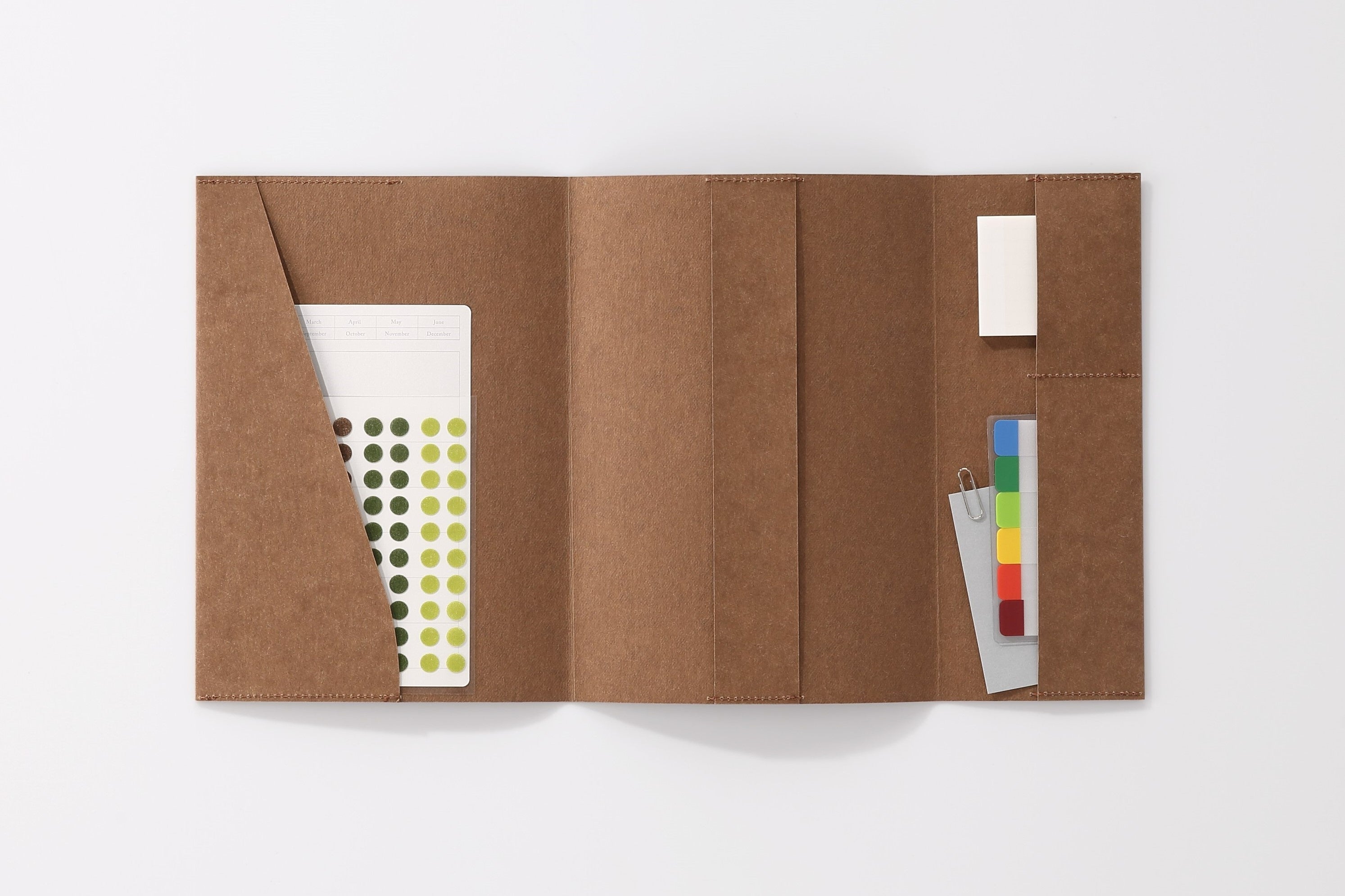 文房具を収納できる、大きさの異なる3つのポケット