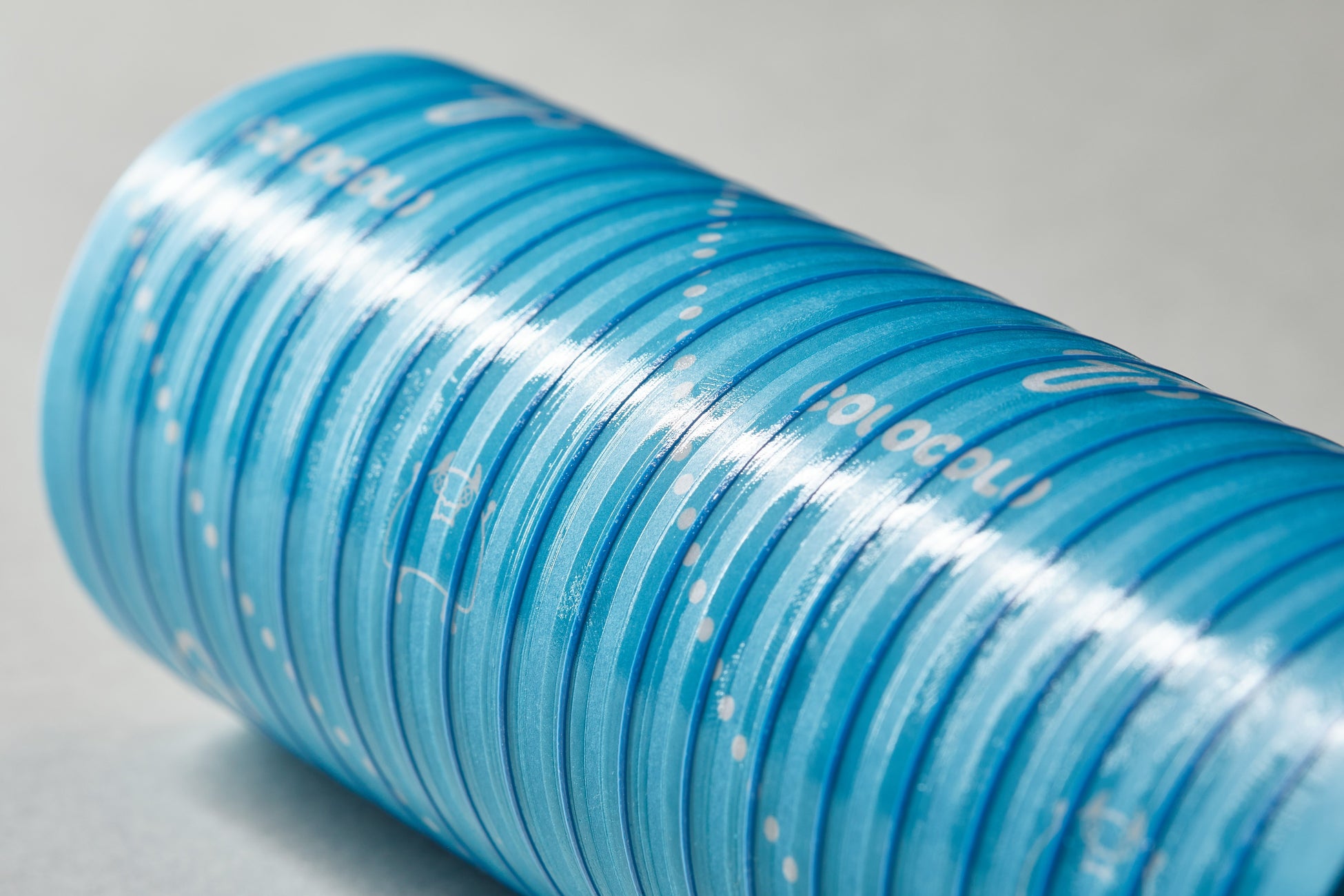 強弱の粘着剤をバランスよく配置した、新開発の「立体粘着加工※1」