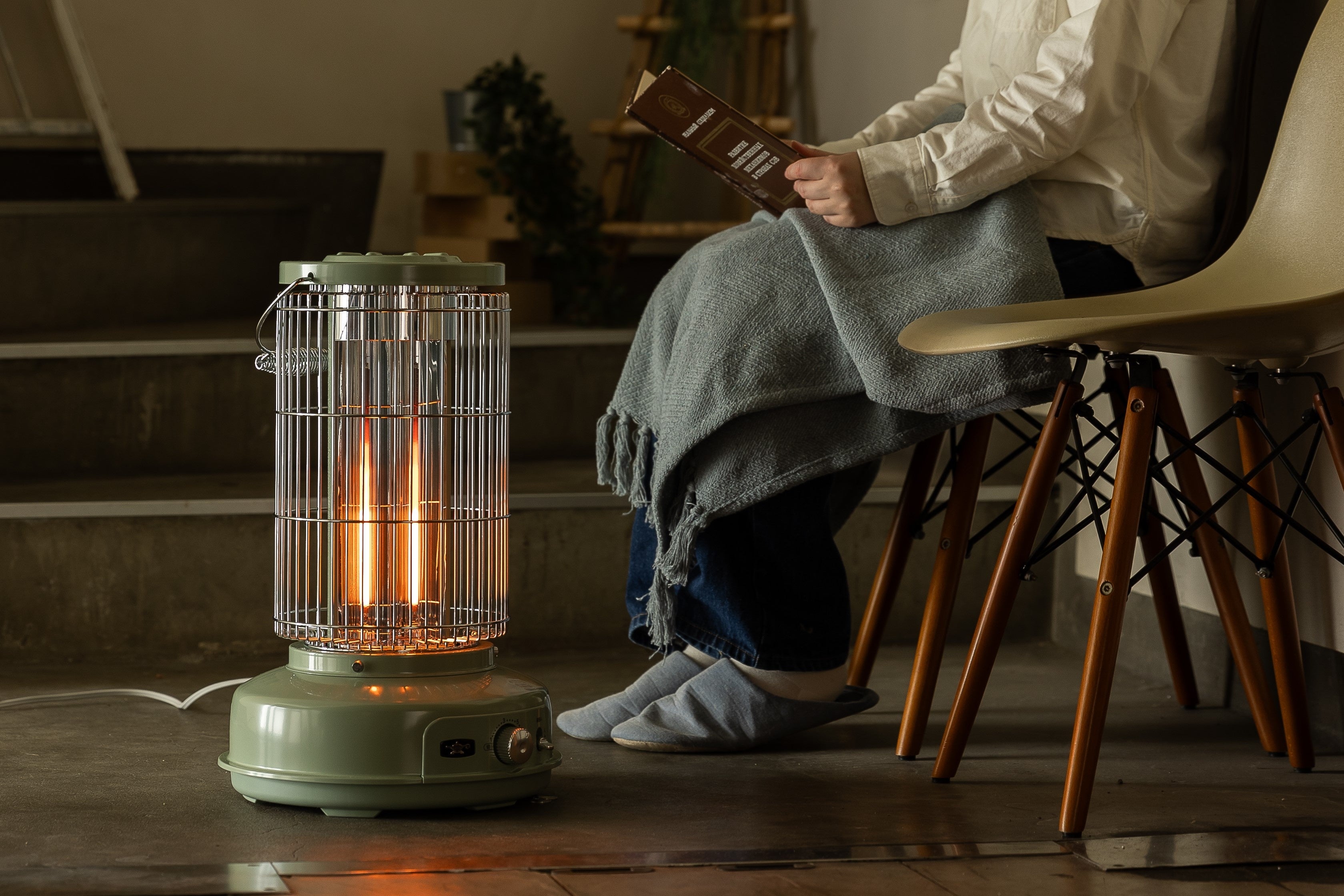 伝統と革新の融合。最新技術で理想の暖房効果と、赤く輝く炎のような