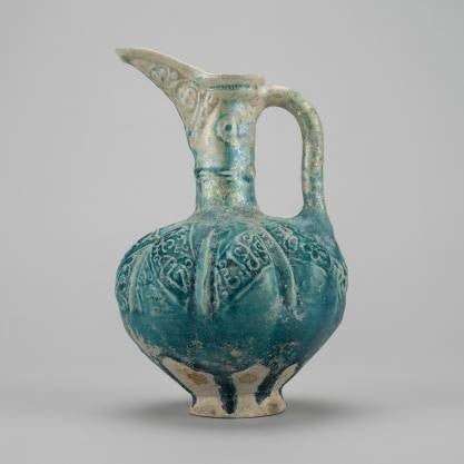 青緑釉下型押把手付水差 （せいりょくゆうかかたおしはしゅつきみずさし） 12-13世紀