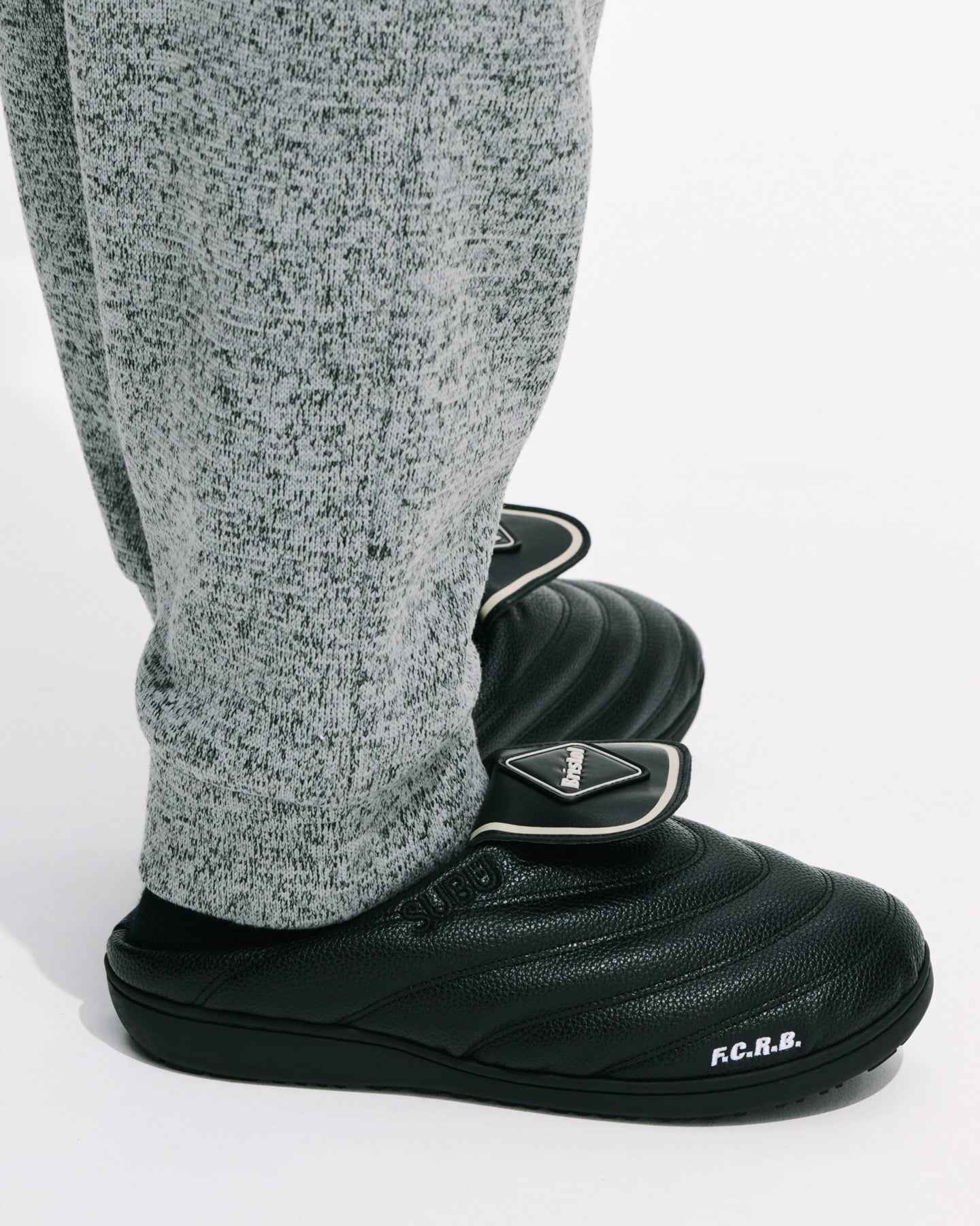 「F.C.Real Bristol」 × 「SUBU」オールブラックに刷新した「FLAP SANDALS」が2026年10月2日（金）より発売されます。