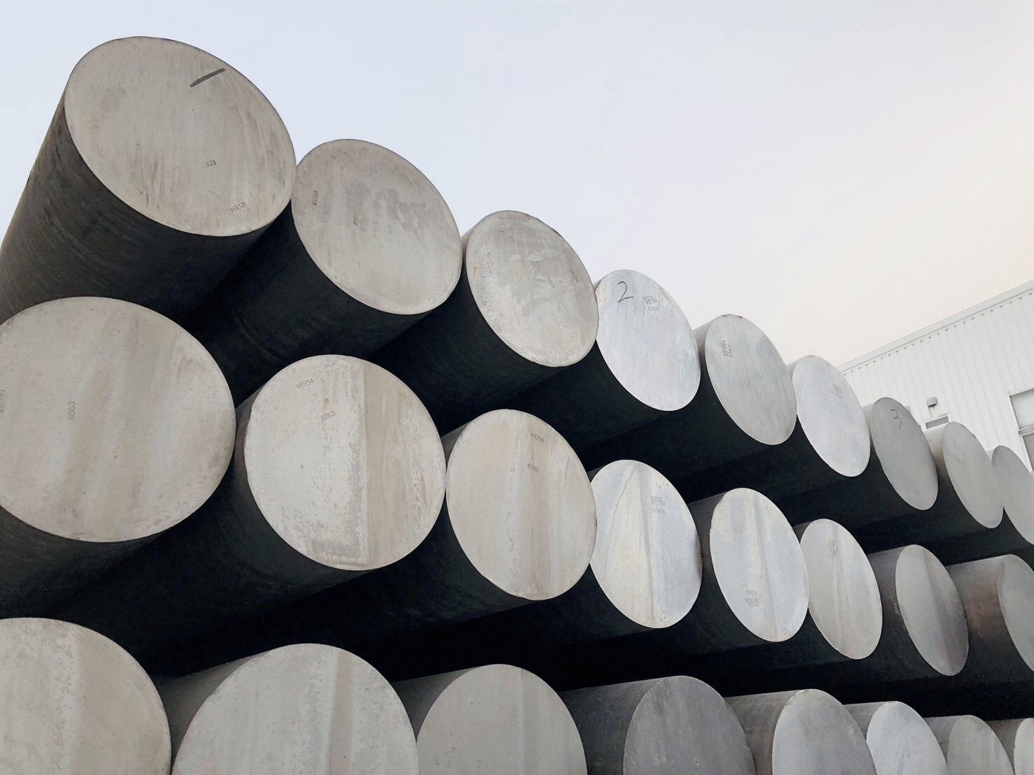 （写真）リサイクルアルミを使用し鋳造したビレット