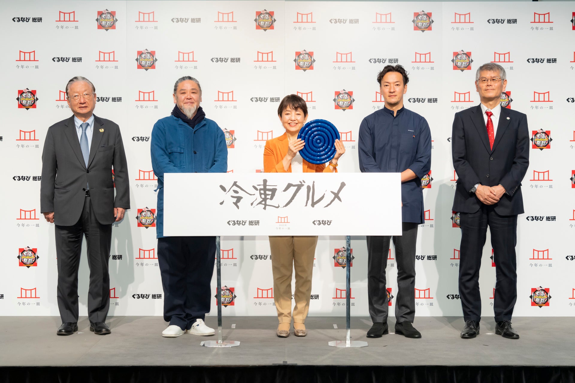 ▲フォトセッション（左から、滝、野老氏、三浦氏、吉武氏、高橋氏）