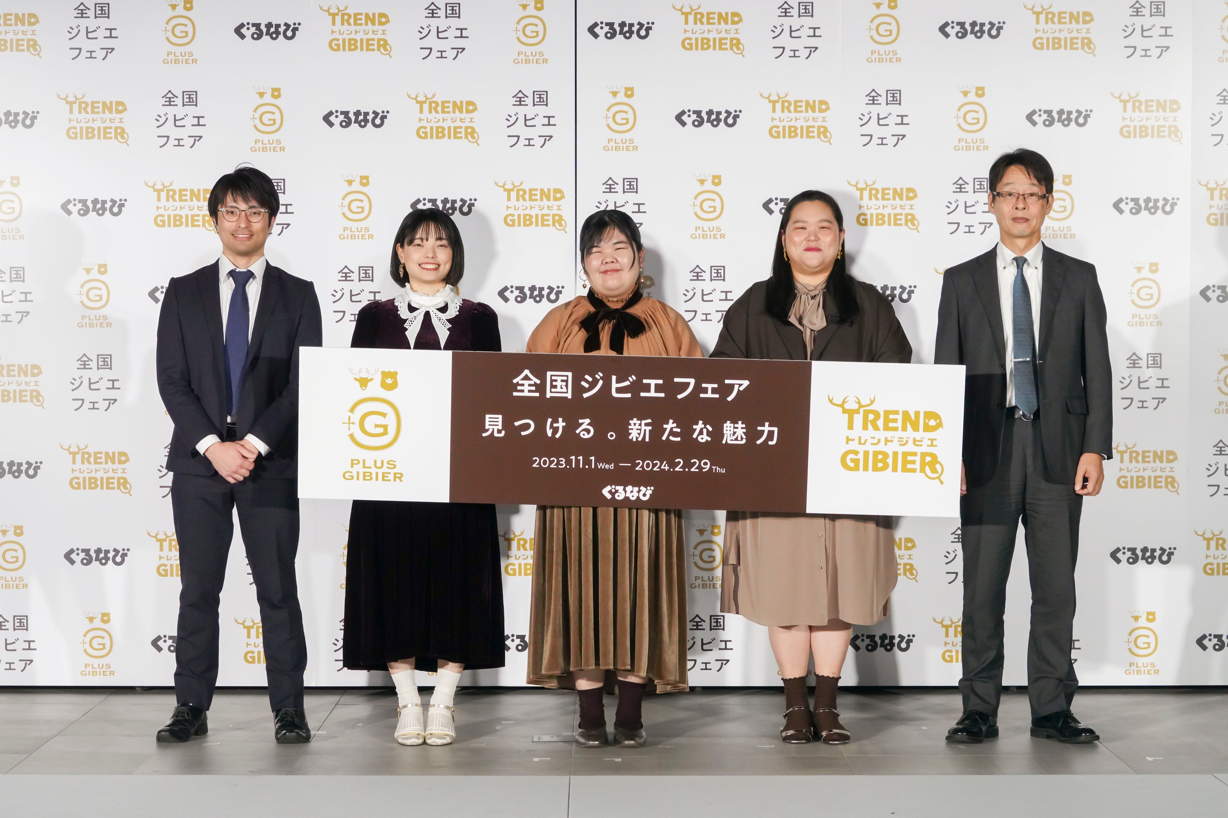 ▲フォトセッション（左から、ぐるなび 小崎、ぼる塾（きりやはるかさん、あんりさん、田辺智加さん）、農林水産省 藤河氏）