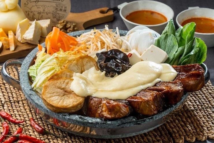 ▲とろっとろ焼きチーズの麻辣石焼鍋