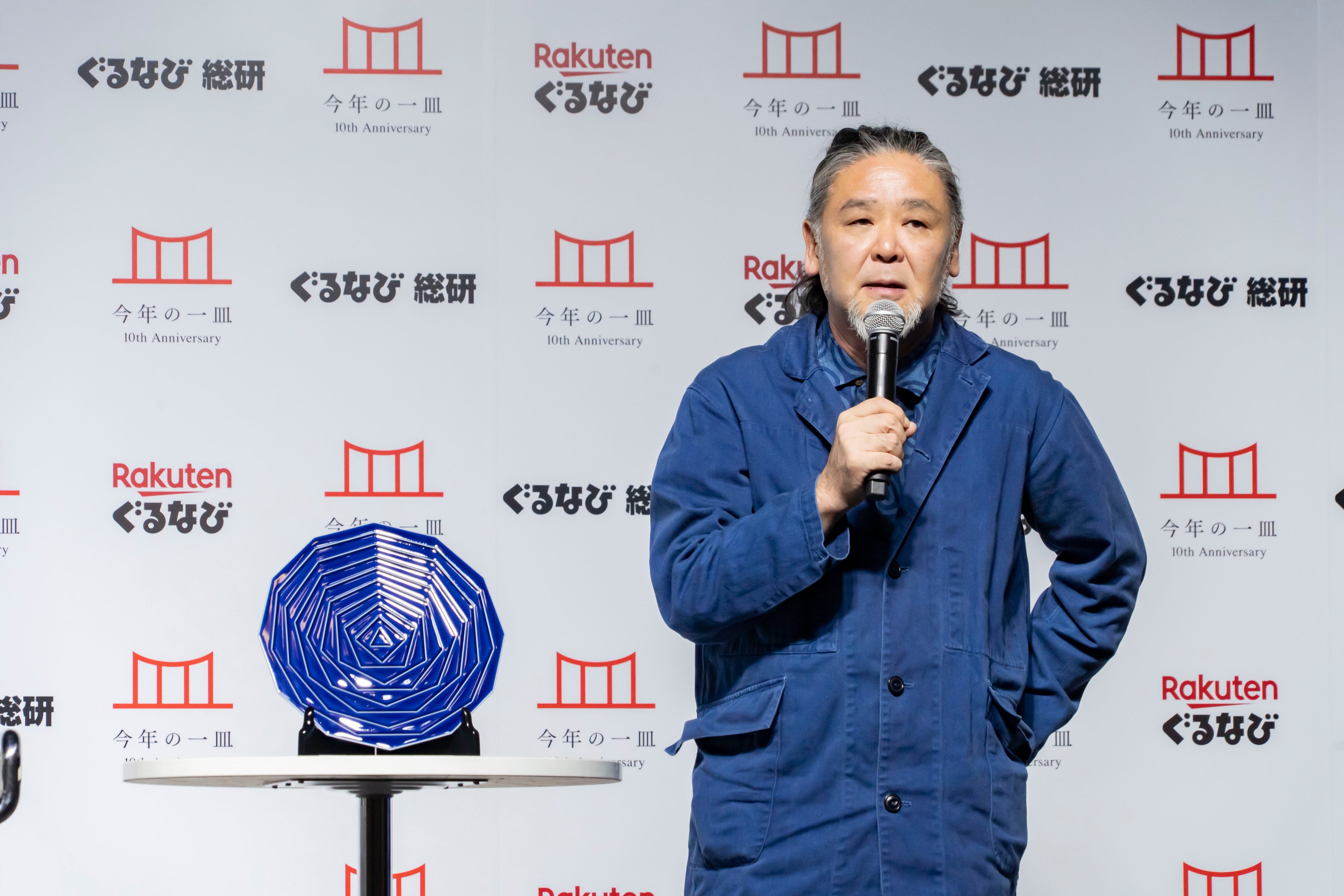 ▲記念品について説明する野老氏