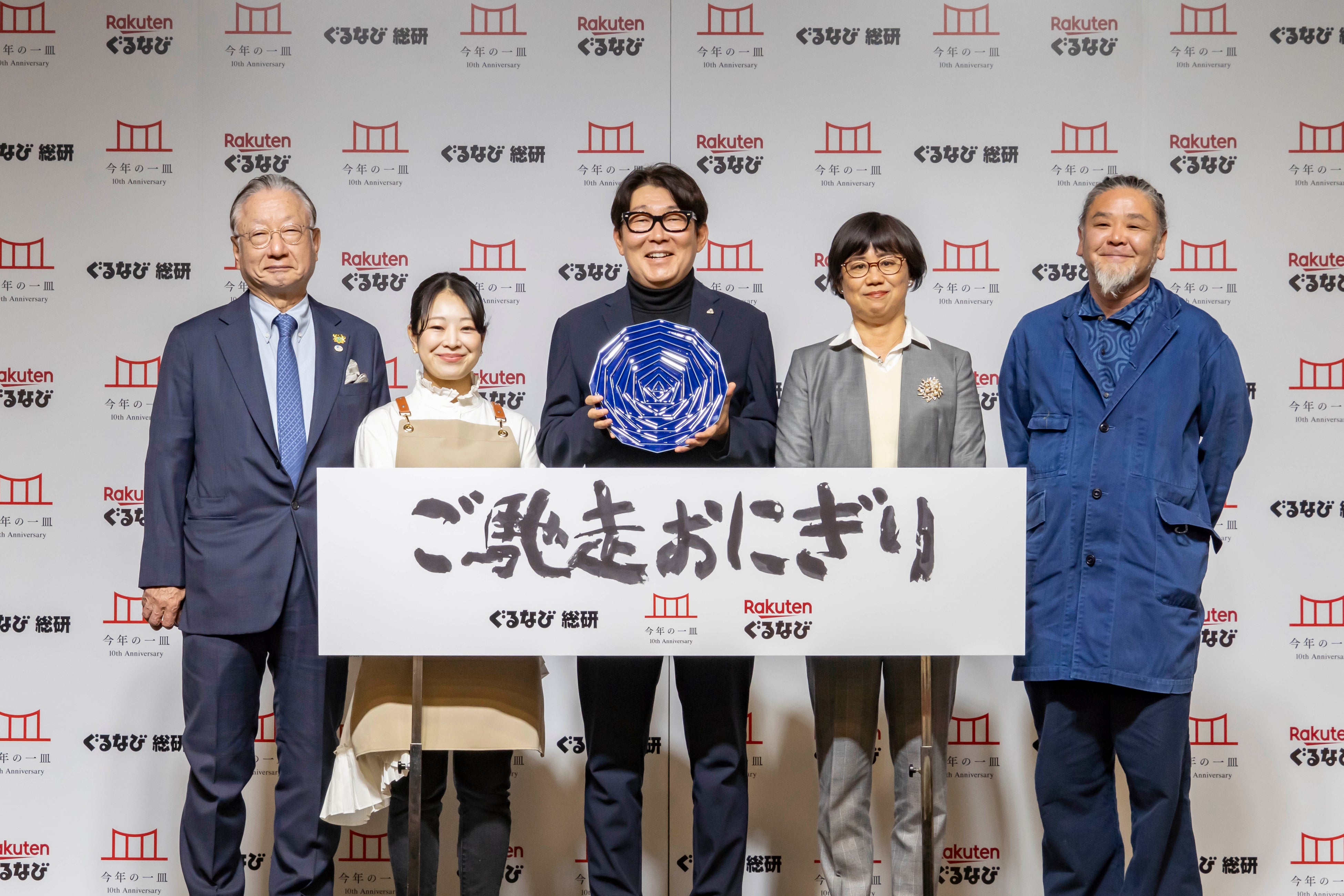 ▲フォトセッション（左から、滝、萩原氏、中村氏、阿古氏、野老氏）