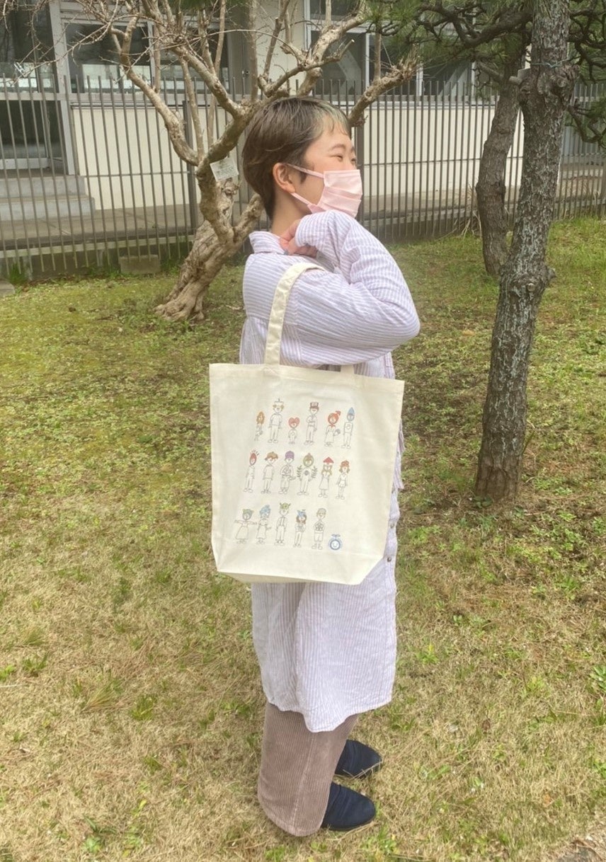 完成したエコバッグを持つ森下さん