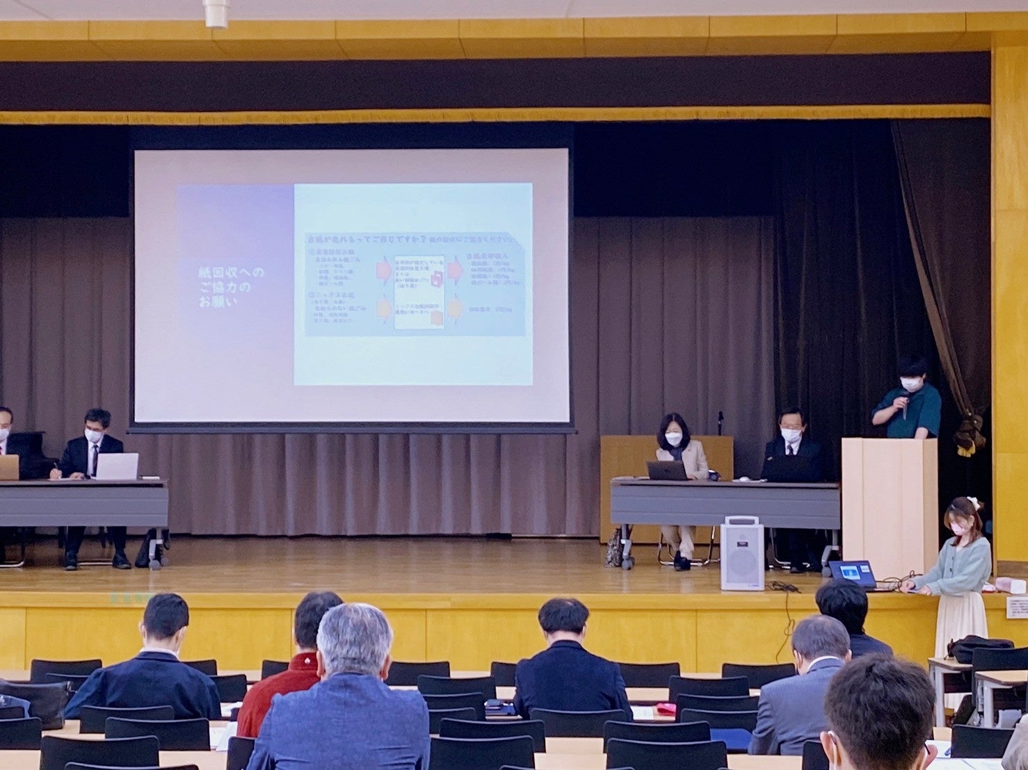 教授会で学生が研修する様子