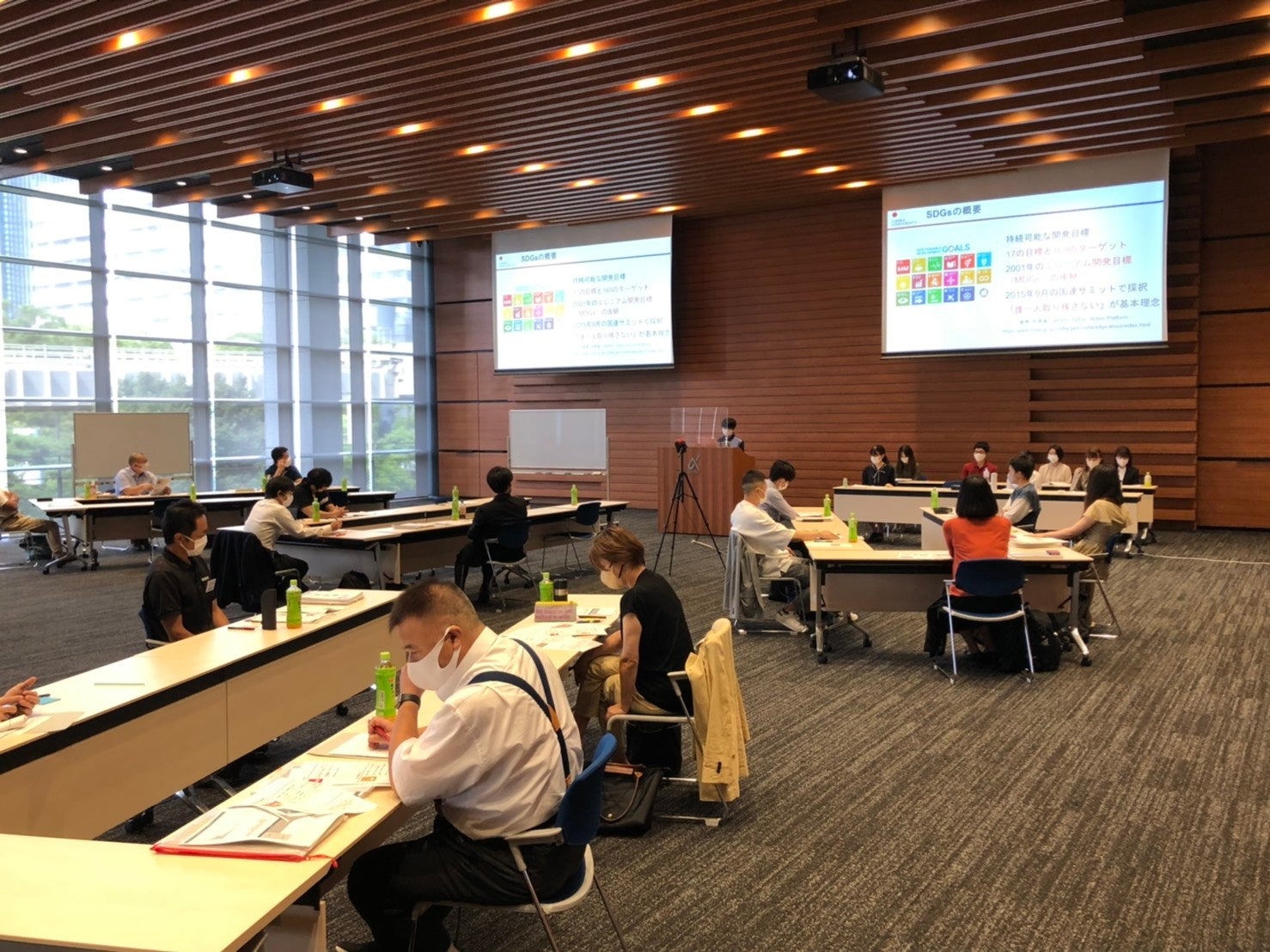 学生が講演する様子