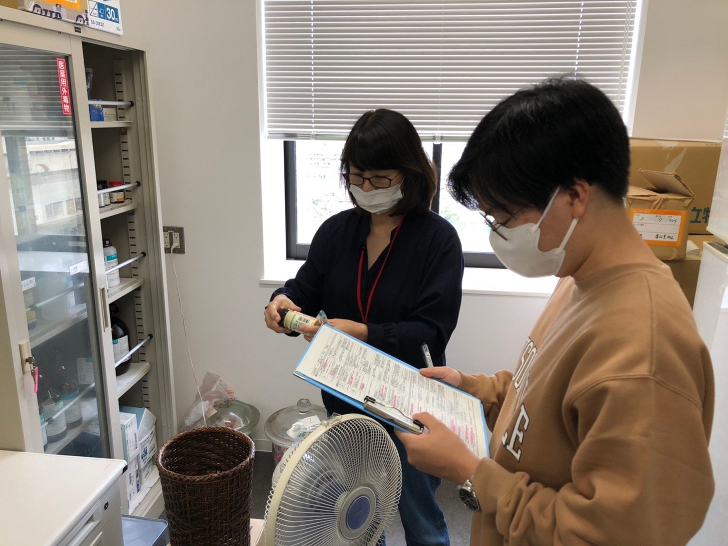 監査員の学生（右）