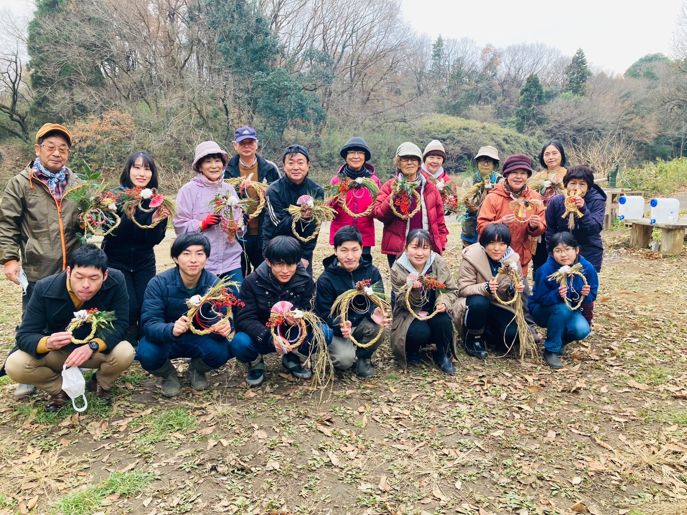 完成した正月飾りを持って記念写真