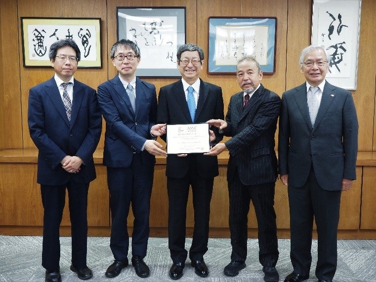 学長への報告会にて（左から木村施設環境部長、安森教授、中山学長、倉阪教授、中谷理事）