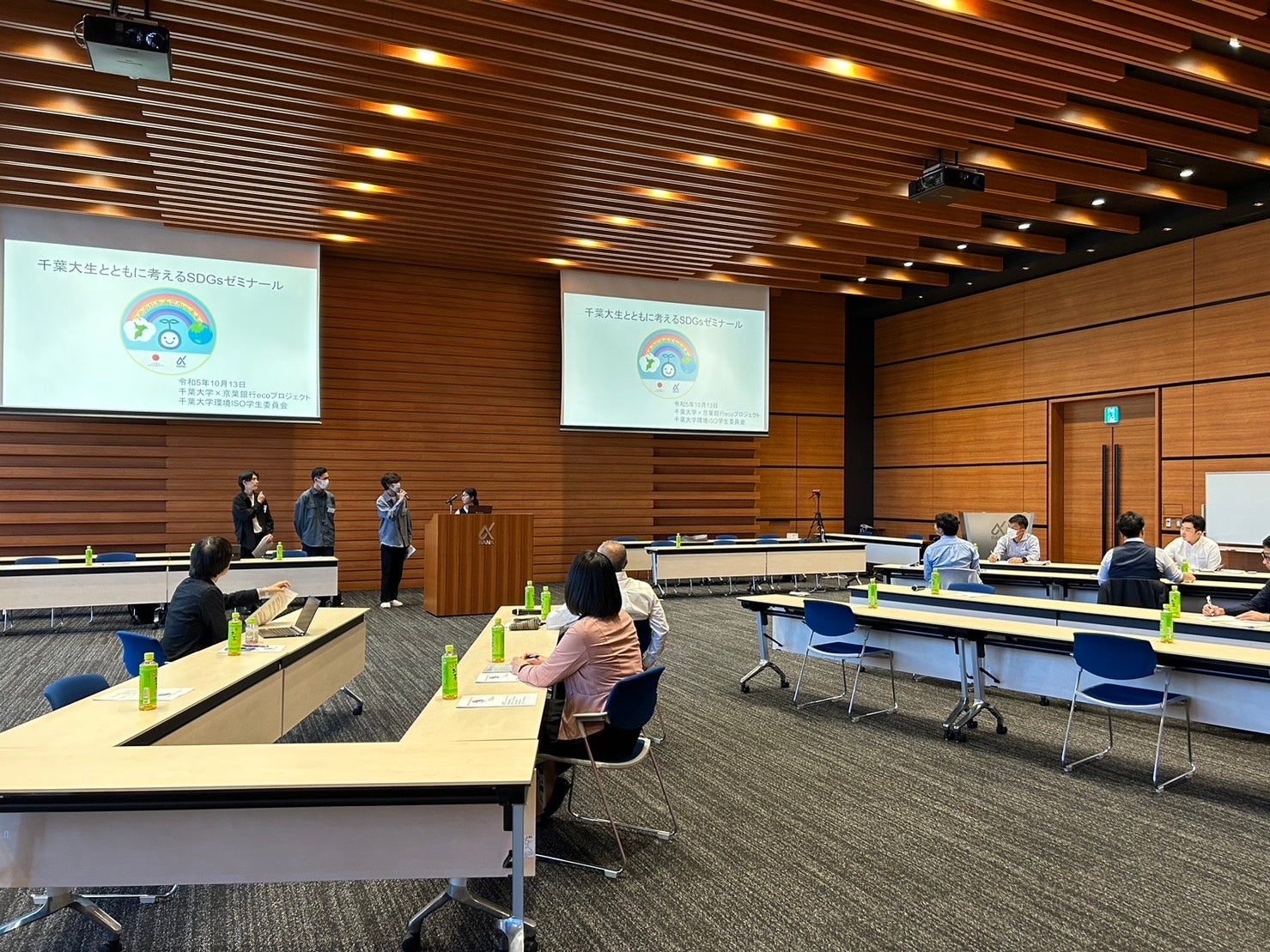 学生が講演する様子