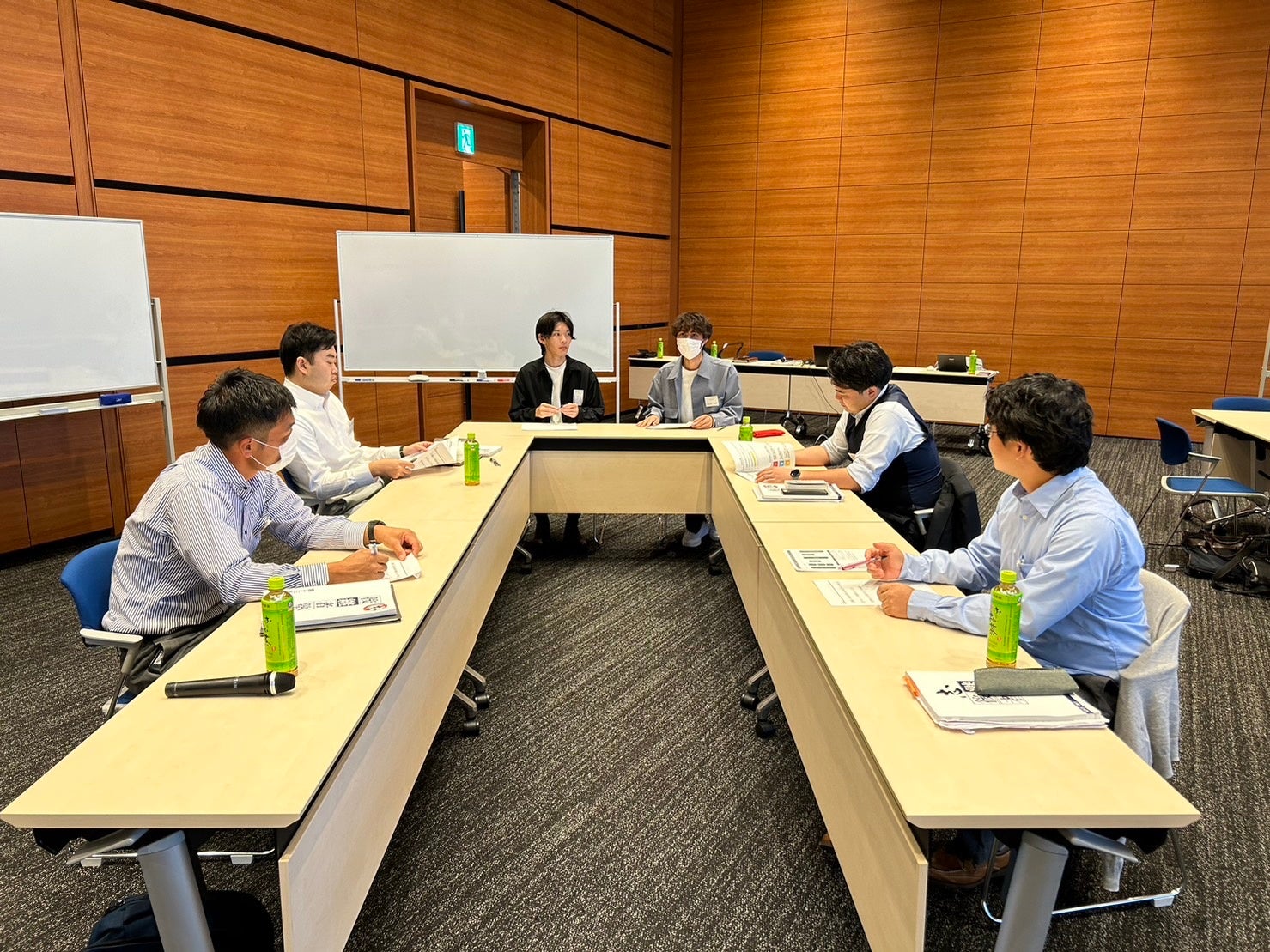 グループディスカッションの様子(中央2名が学生)