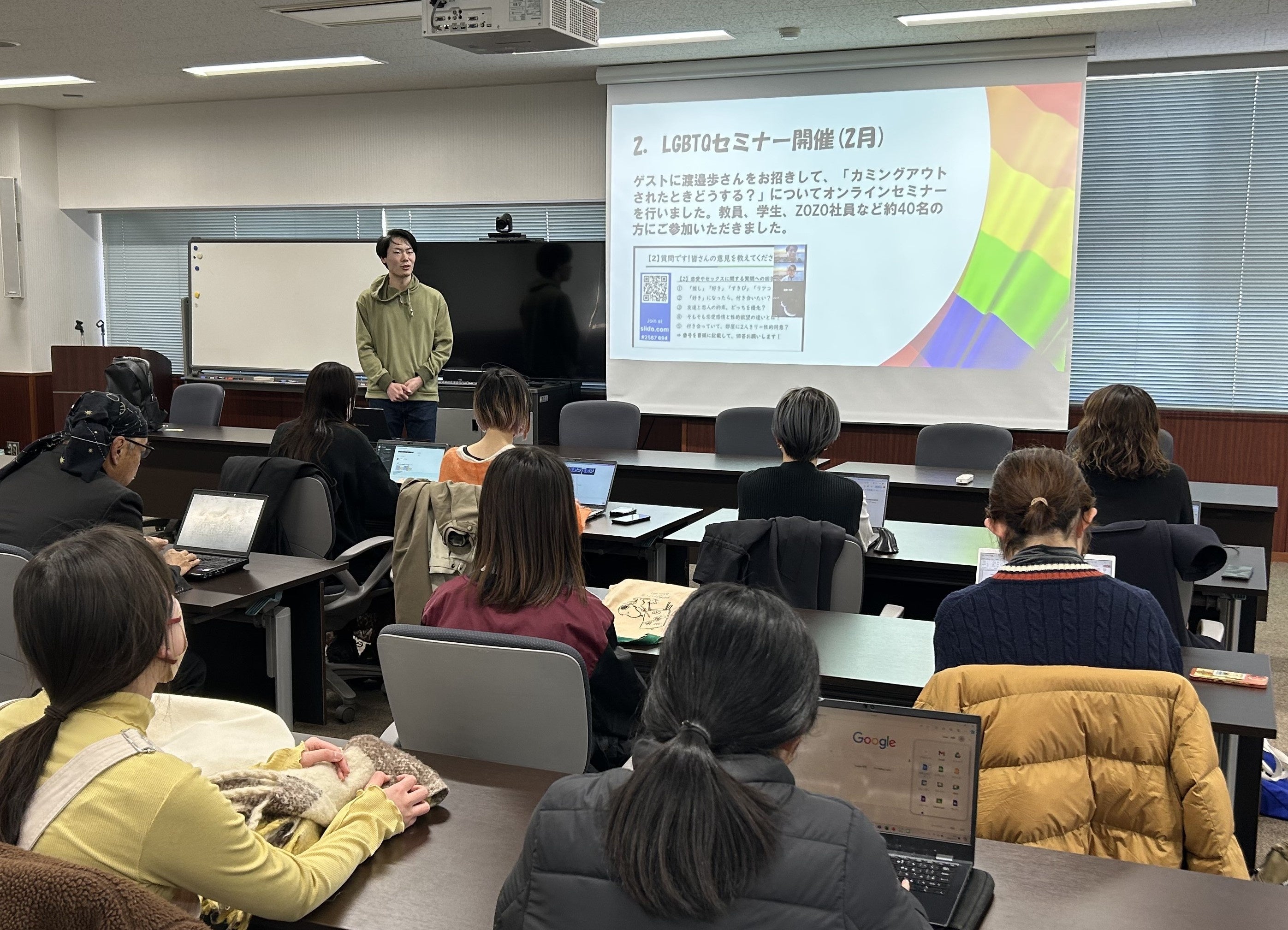 報告会で発表する学生