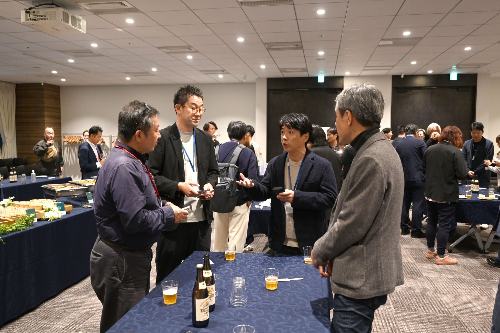 昨年の懇親会の様子、本部や加盟店が一堂に会する交流の場です