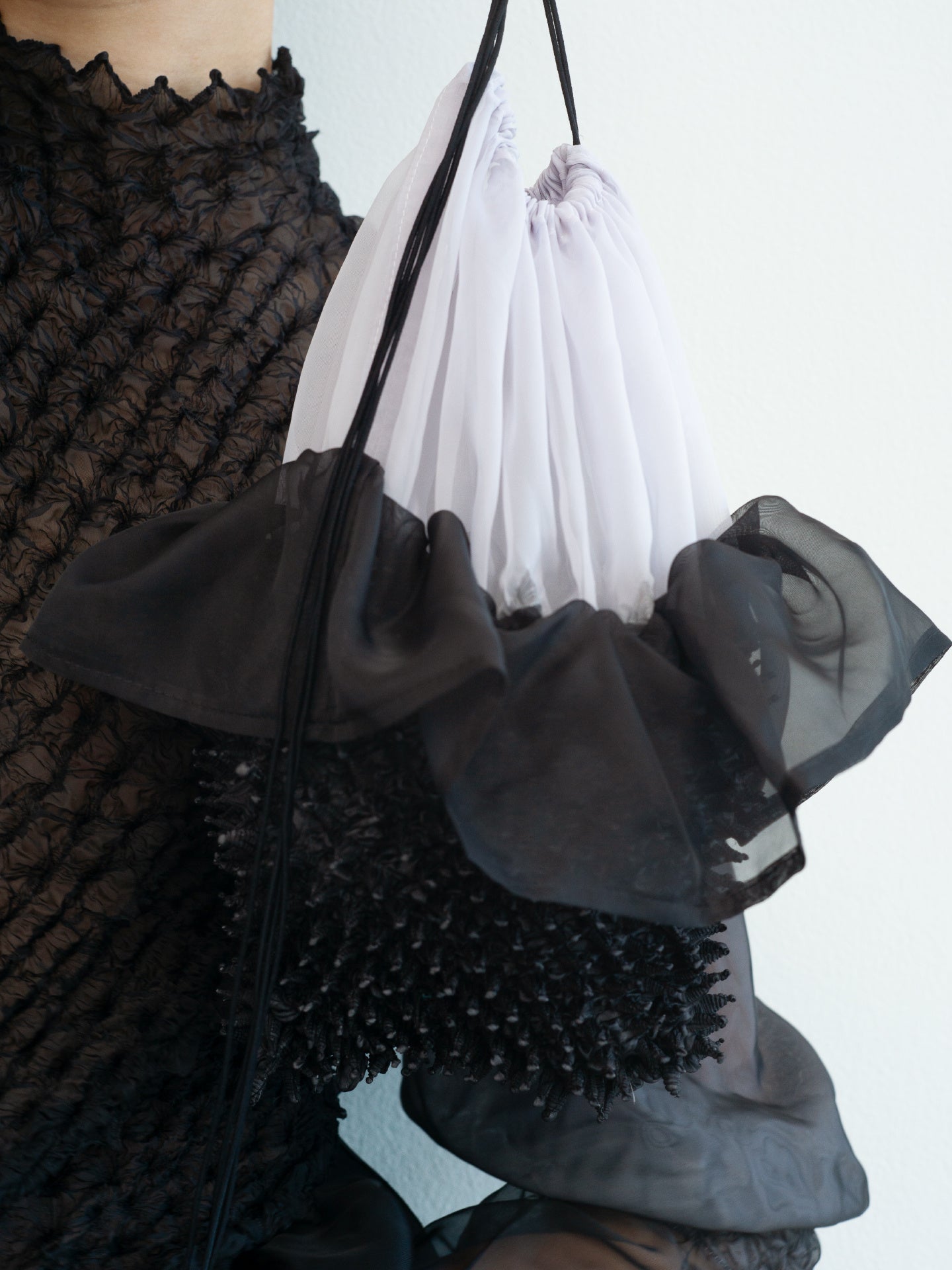 片山様専門ページ 銀座 蔦屋書店】超現実的な絵画で注目を集めるアーティスト