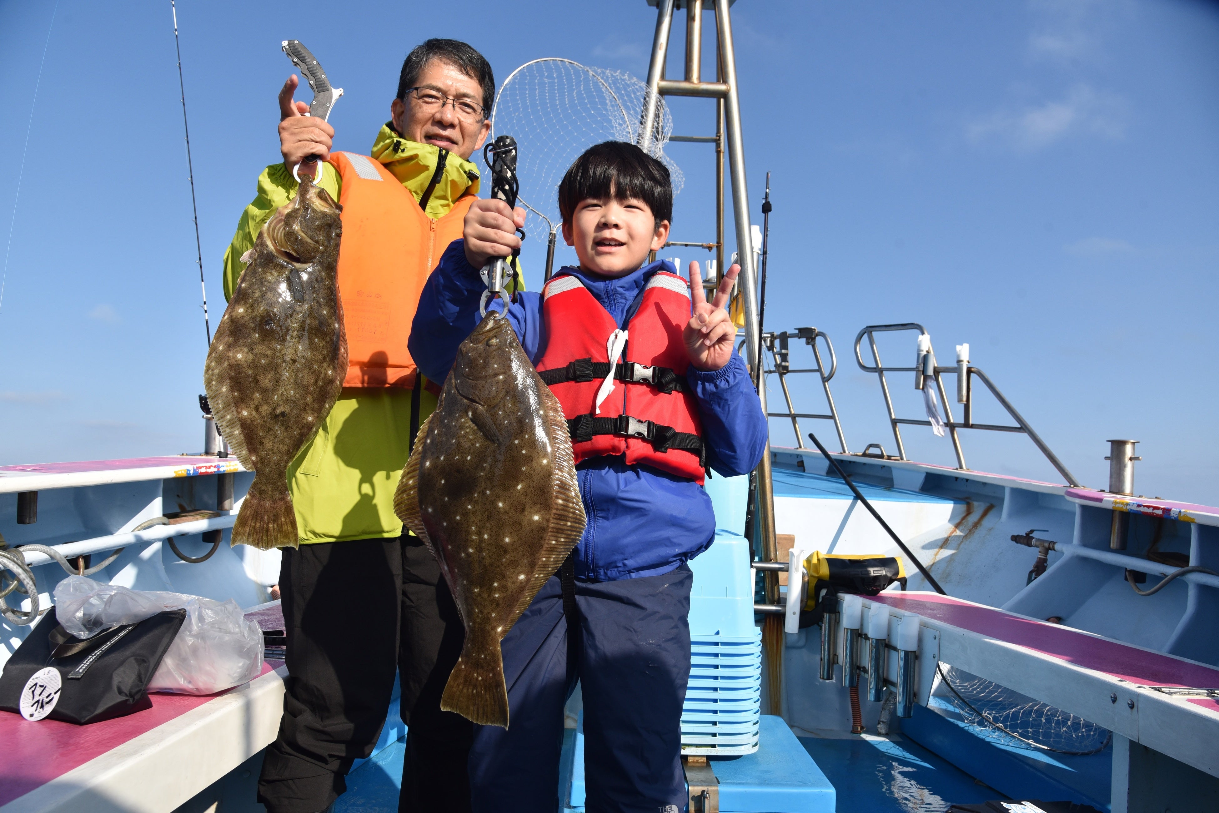 参加親子と釣り上げたヒラメ