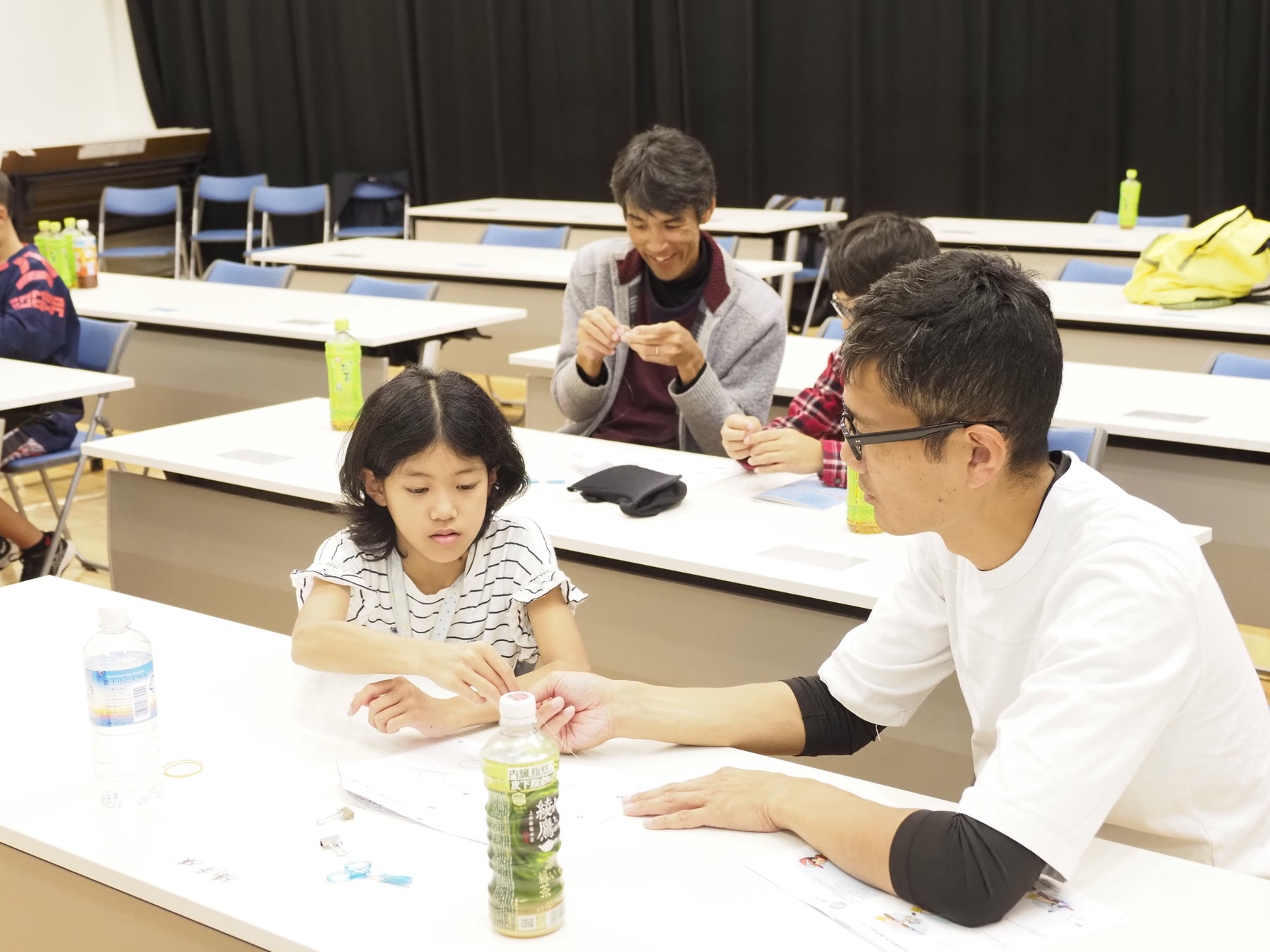 釣りの仕掛け作りの様子