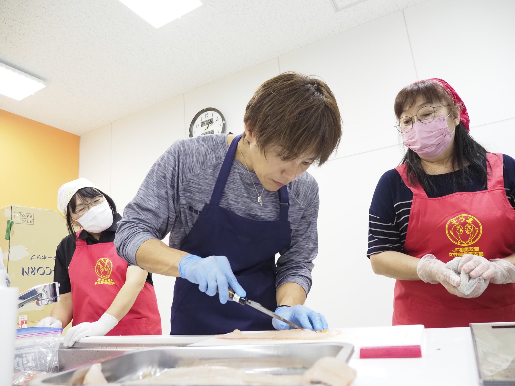 ヒラメを捌く杉浦太陽さん