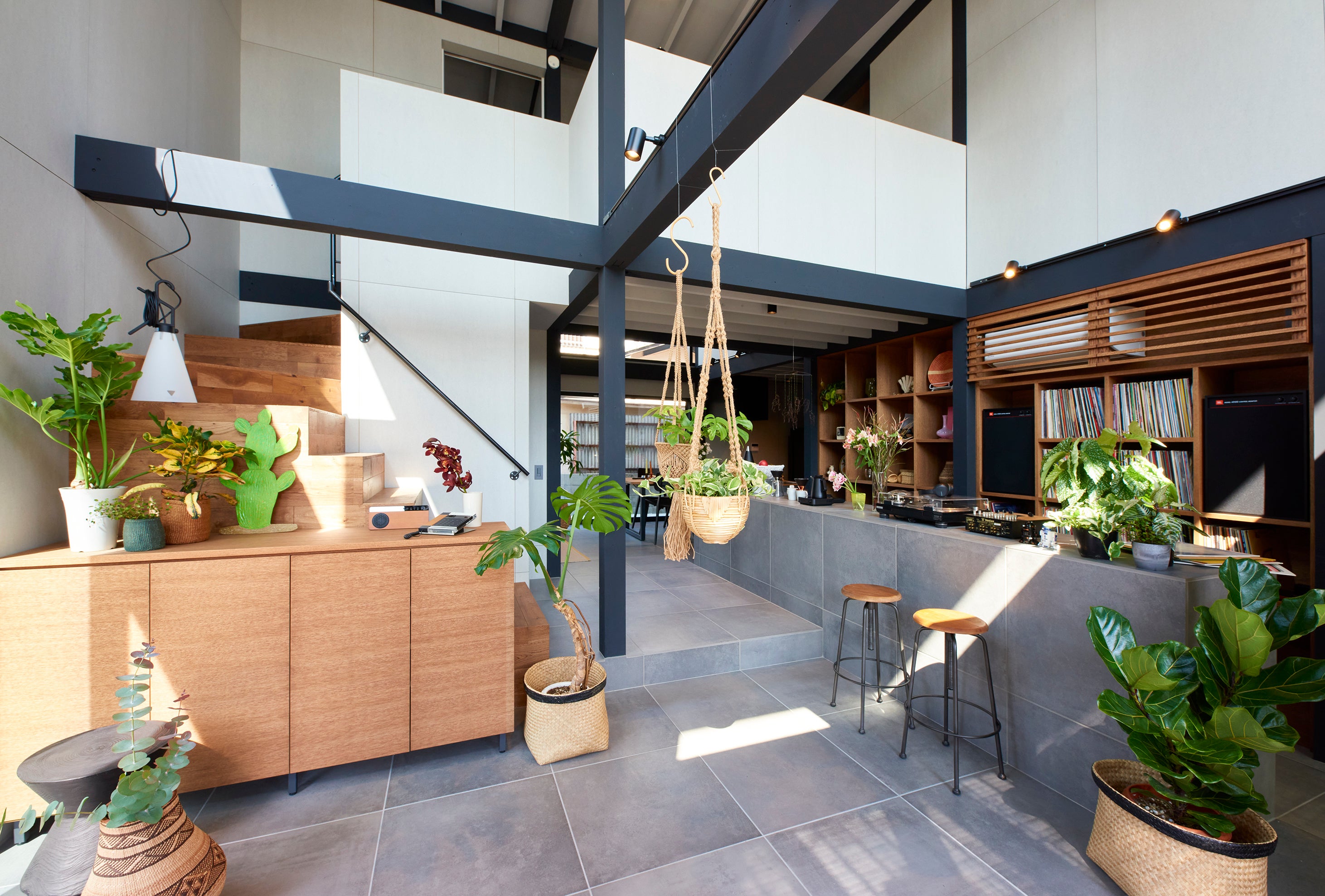 エントランス：玄関に入ると黒を基調とした吹き抜けの空間に。