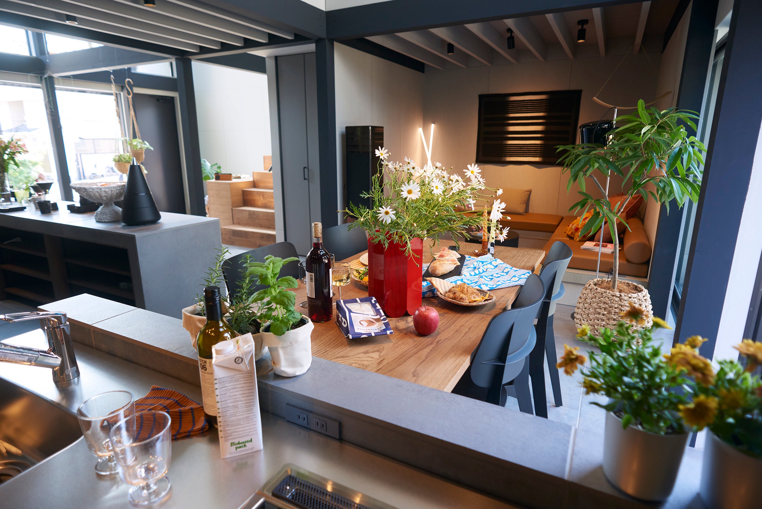 リビングダイニング：こだわりの詰まった「好き間」とシームレスにつながるリビングダイニングスペース