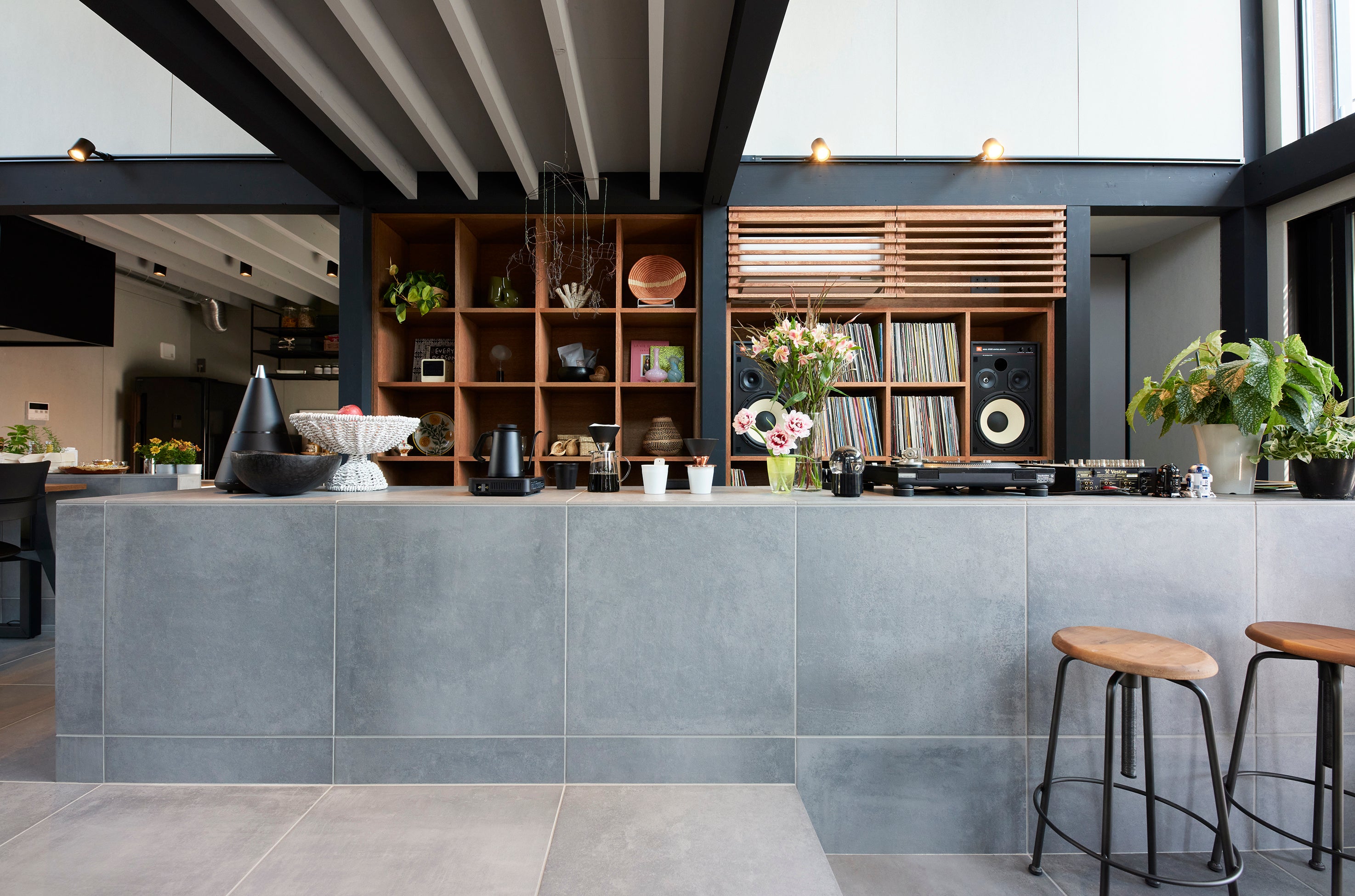 ホビースペース：玄関や廊下のサブ空間を目一杯広く取り、「音楽が中心にある好き間」を表現。