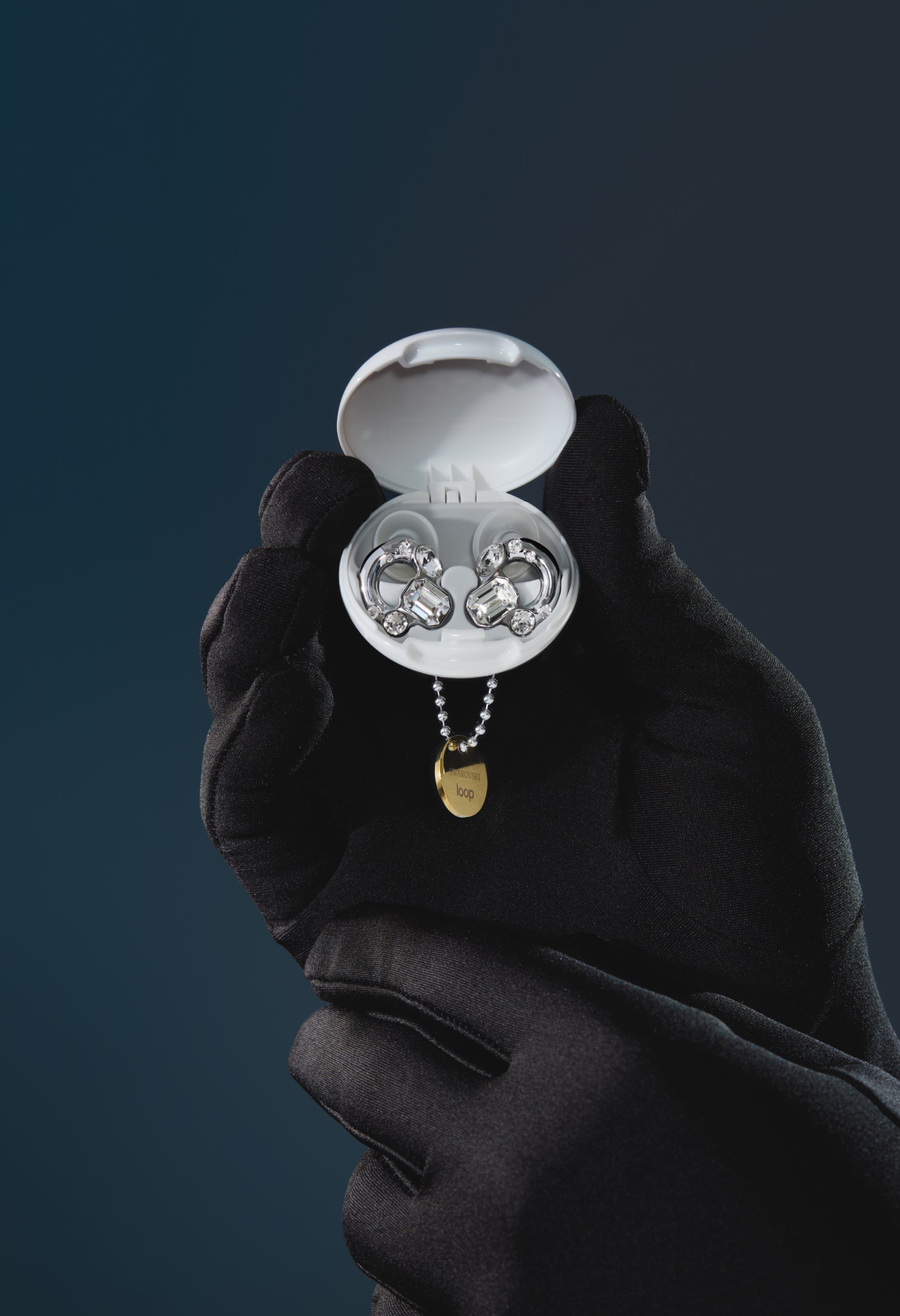 クリスマス、スワロスフキー。衝撃の事実 スワロフスキーの輝きを纏う、限定デザインのクリスタルイヤー