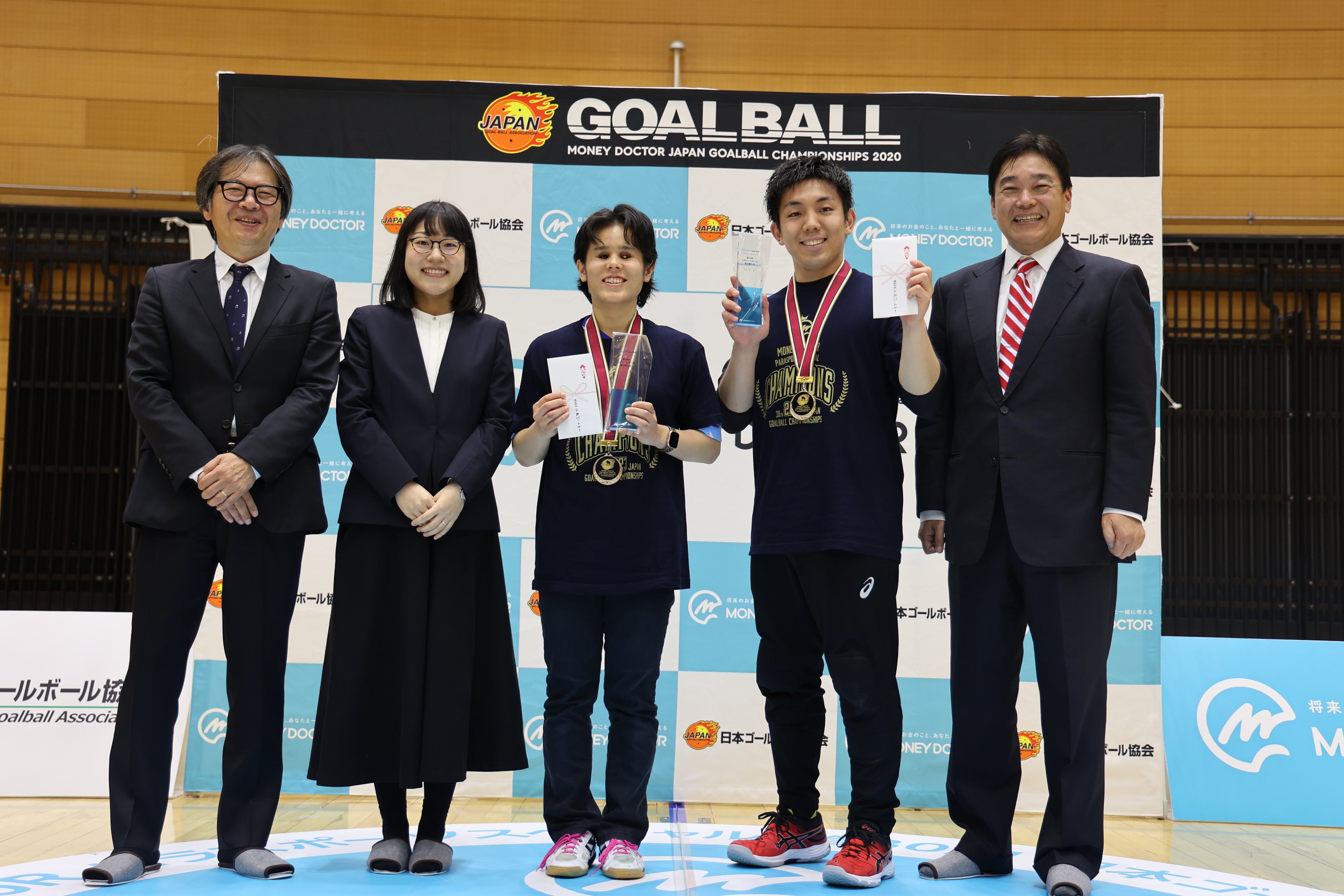 MVPに選出された安室選手（中央）、 金子選手（右から2番目）との記念撮影