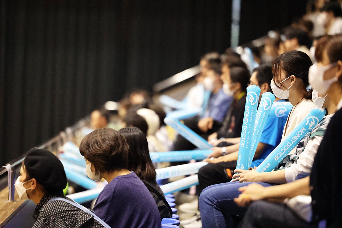 スティックバルーンで応援する観客席の様子