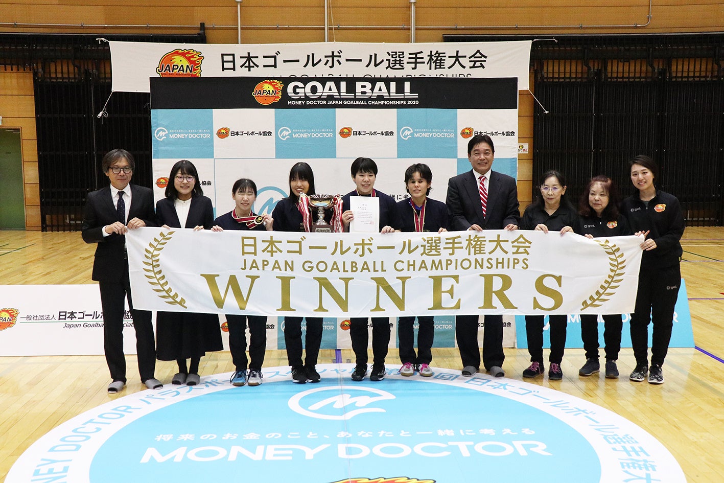 女子優勝チーム「チーム附属」との記念撮影