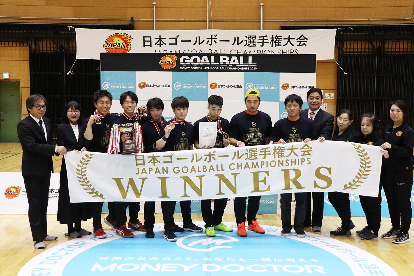 男子優勝チーム「ゴールデンスターズ」との記念撮影