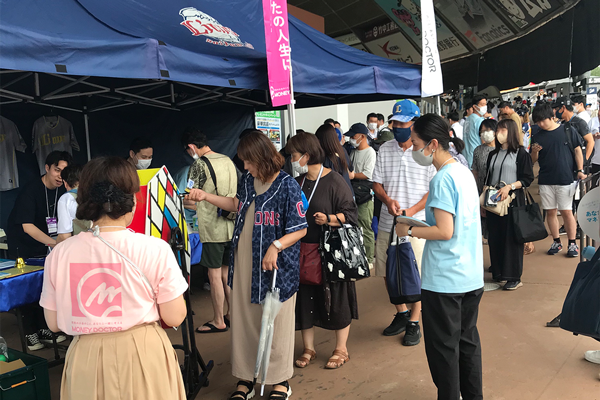 長蛇の列となった抽選会イベント
