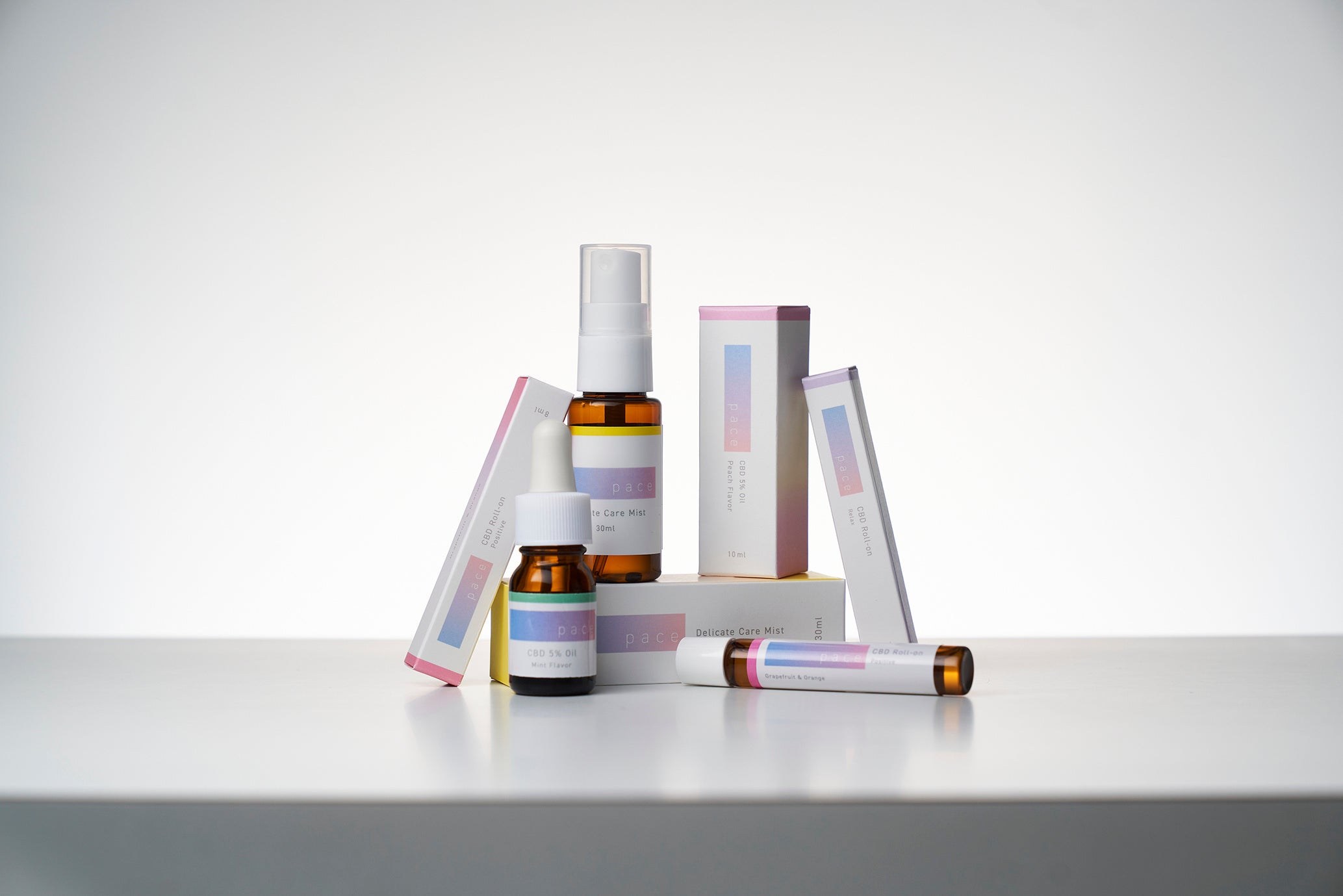 〈画像左から「CBD5％オイル」「デリケートケアミスト」「CBDロールオン」〉