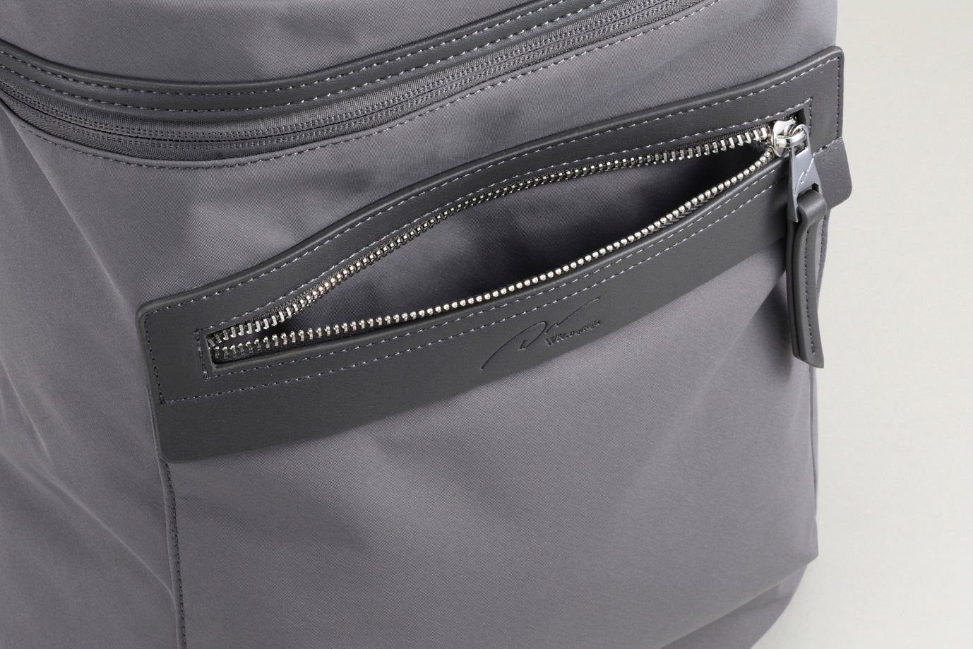 働く女性のためのバッグブランド「W&.Day/Night」から、撥水素材で雨の