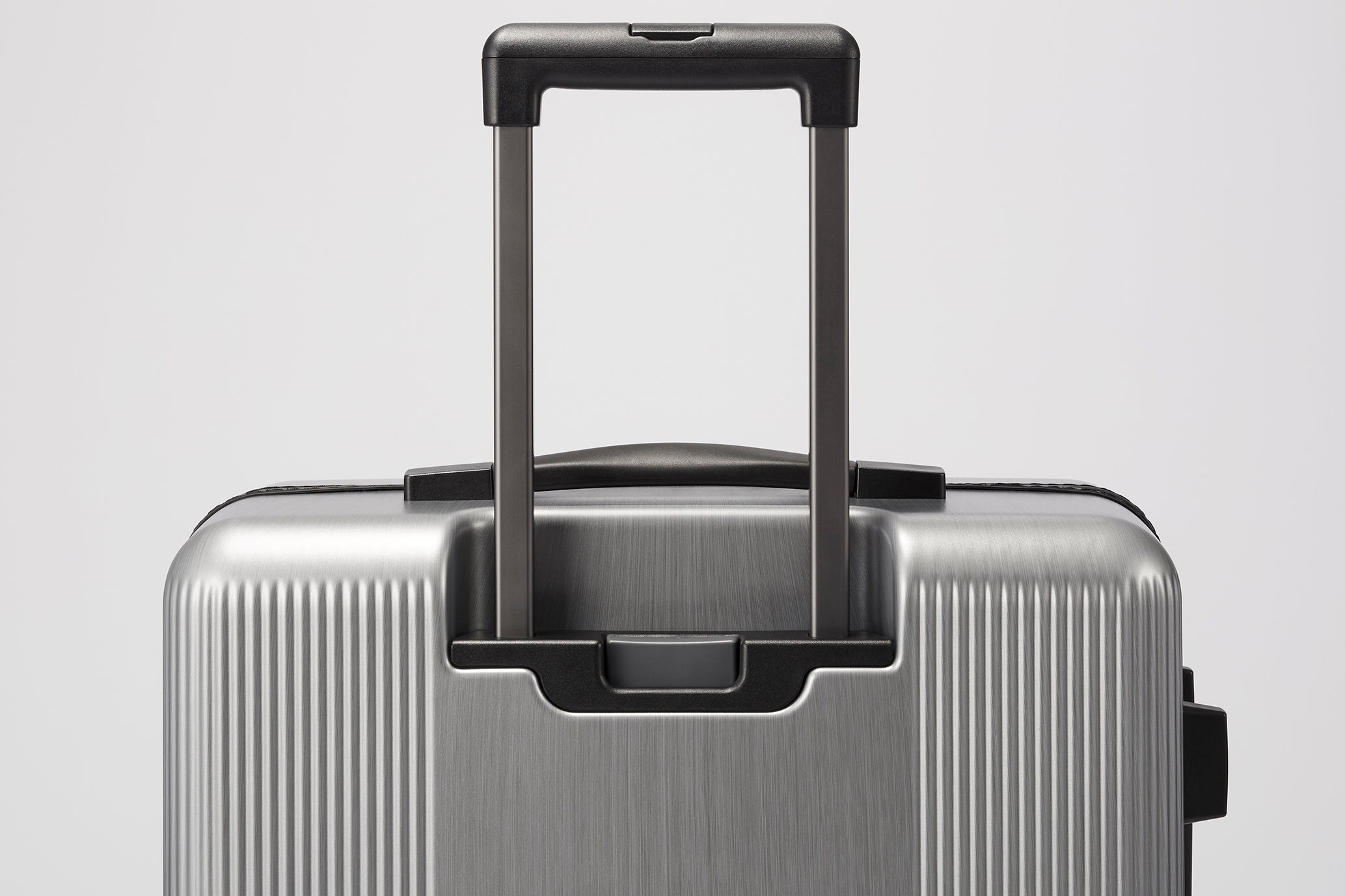 日本製トラベルバッグブランド「プロテカ」から、シャープな金属調の 日本製トラベルバッグブランド「プロテカ」から、シャープな金属調の