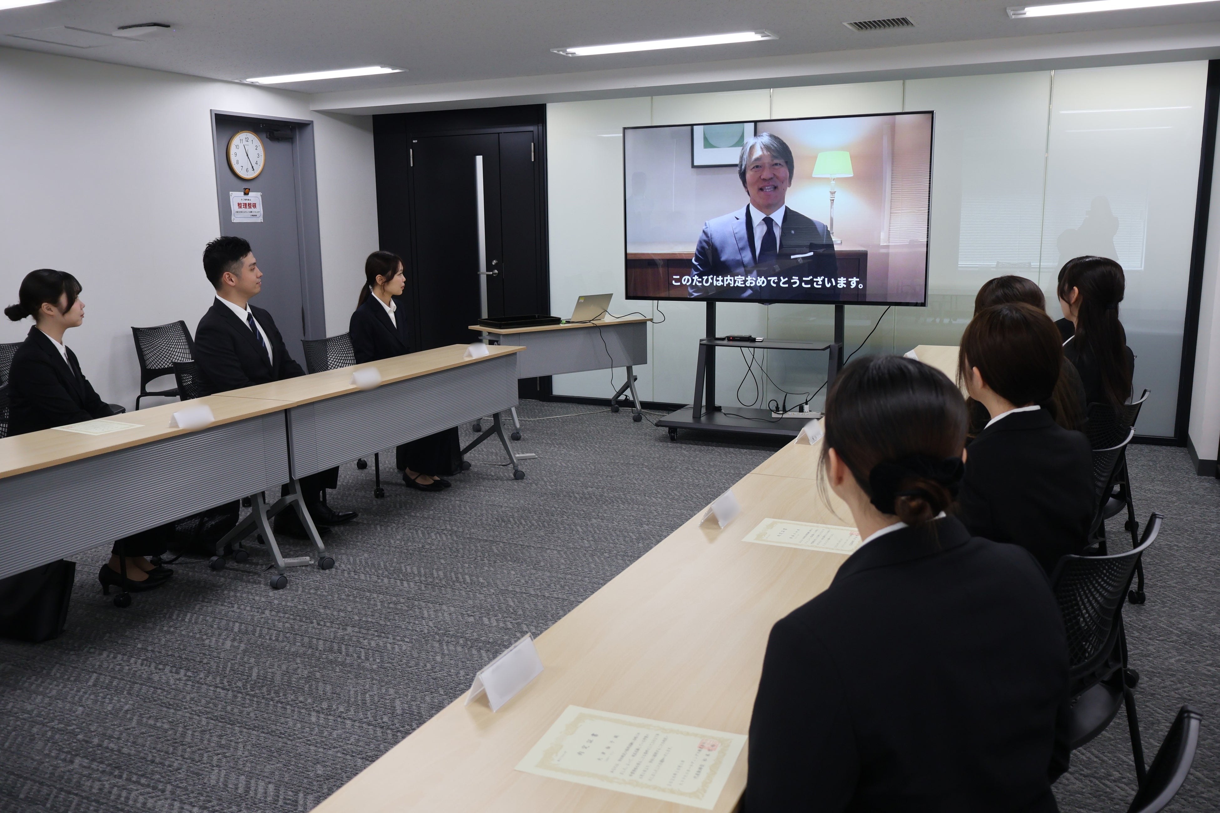 ヒトトヒトホールディングス、2027年度内定式を実施 「ヒトのチカラ アンバサダー」松井秀喜氏からの特別メッセージをサプライズ上映
