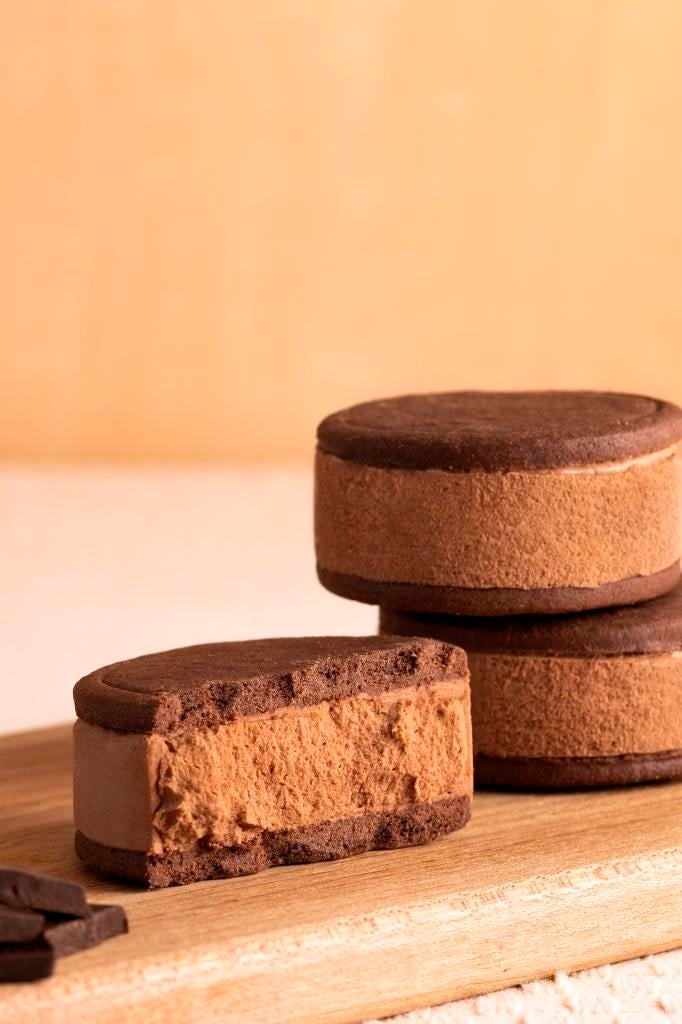 なめらかで軽い口どけのチョコレートバタークリームと ザクザククッキーの新食感が楽しい バターサンド Wチョコレート ゴディバ ジャパン株式会社のプレスリリース なめらかで軽い口どけのチョコレートバタークリームと ザクザククッキーの新食感が楽しい バターサンド Wチョコレート ゴディバ ジャパン株式会社のプレスリリース
