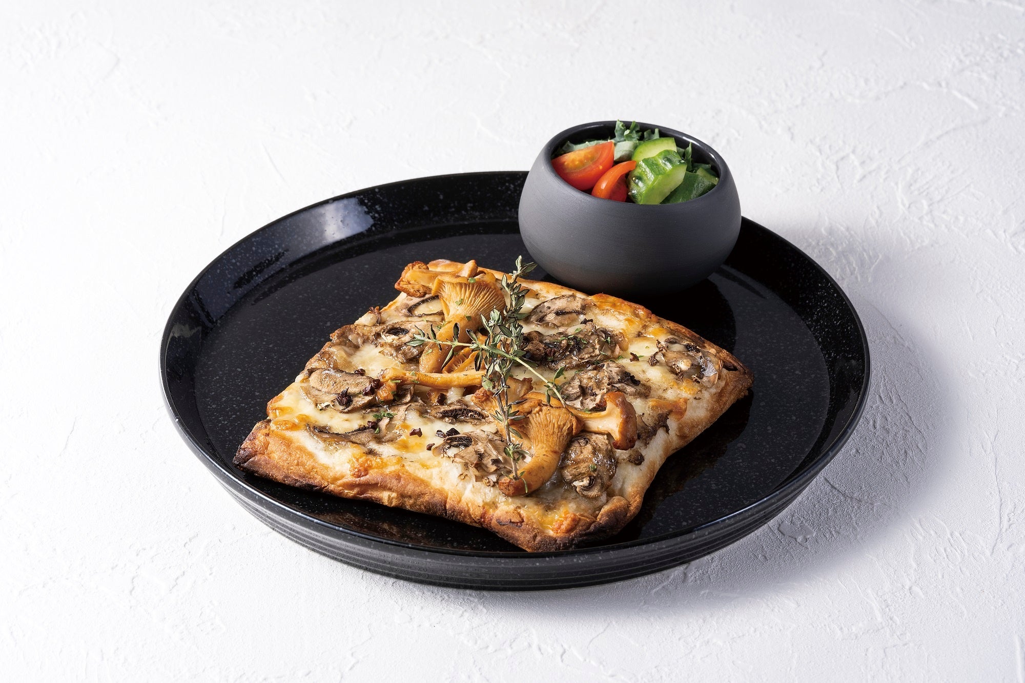 トリュフ香るジロール茸とマッシュルームのピッツァ