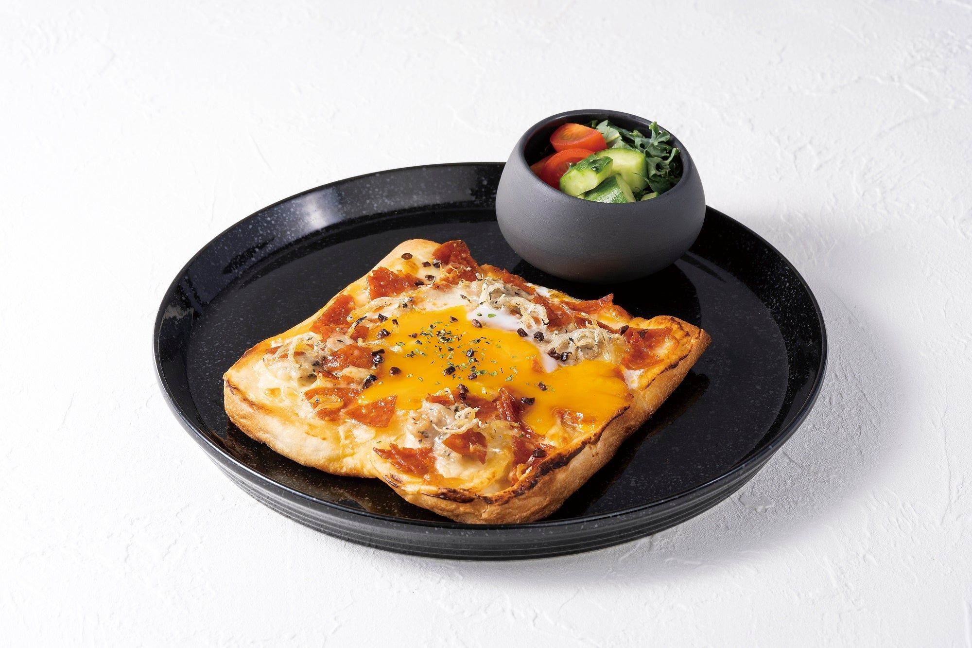 サルシッチャとしらすのビスマルクピッツァ