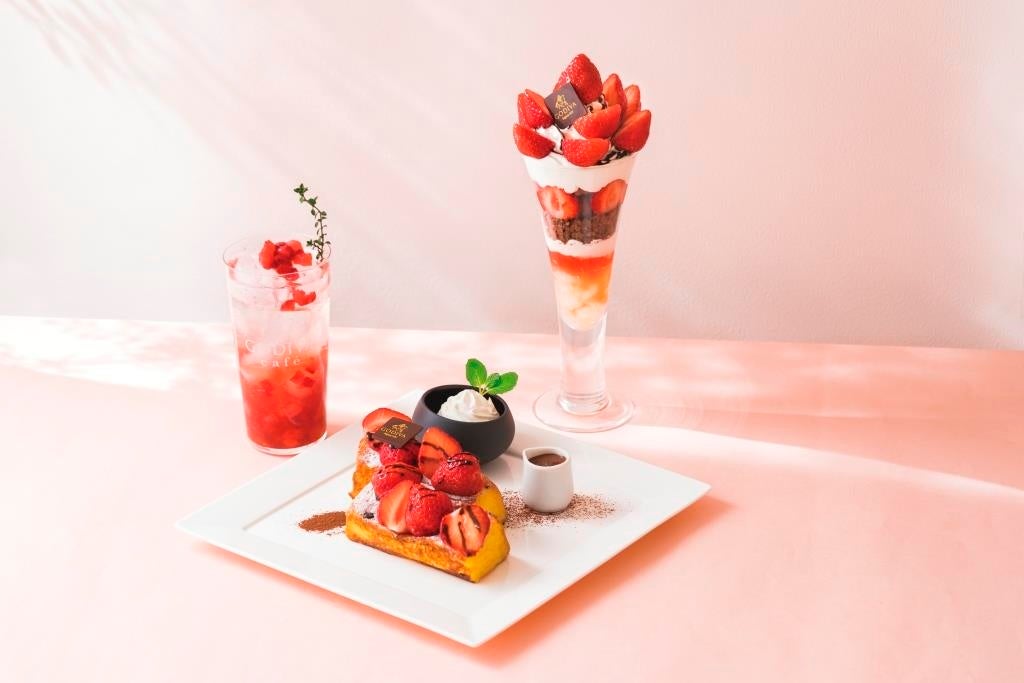 ゴディバ ジャパン株式会社(東京都港区)が運営するGODIVA café(以下、ゴディバカフェ)にて、2023年3月1日(水)より定番アイテムのリニューアルするとともに、全農グループ供給の苺ソースを使用したパフェやドリンクなど、春のシーズナルスイーツ全3メニューを販売します。