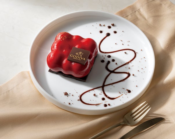 ゴディバ100周年アニバーサリーケーキ「チョコレートとラズベリーのムース」