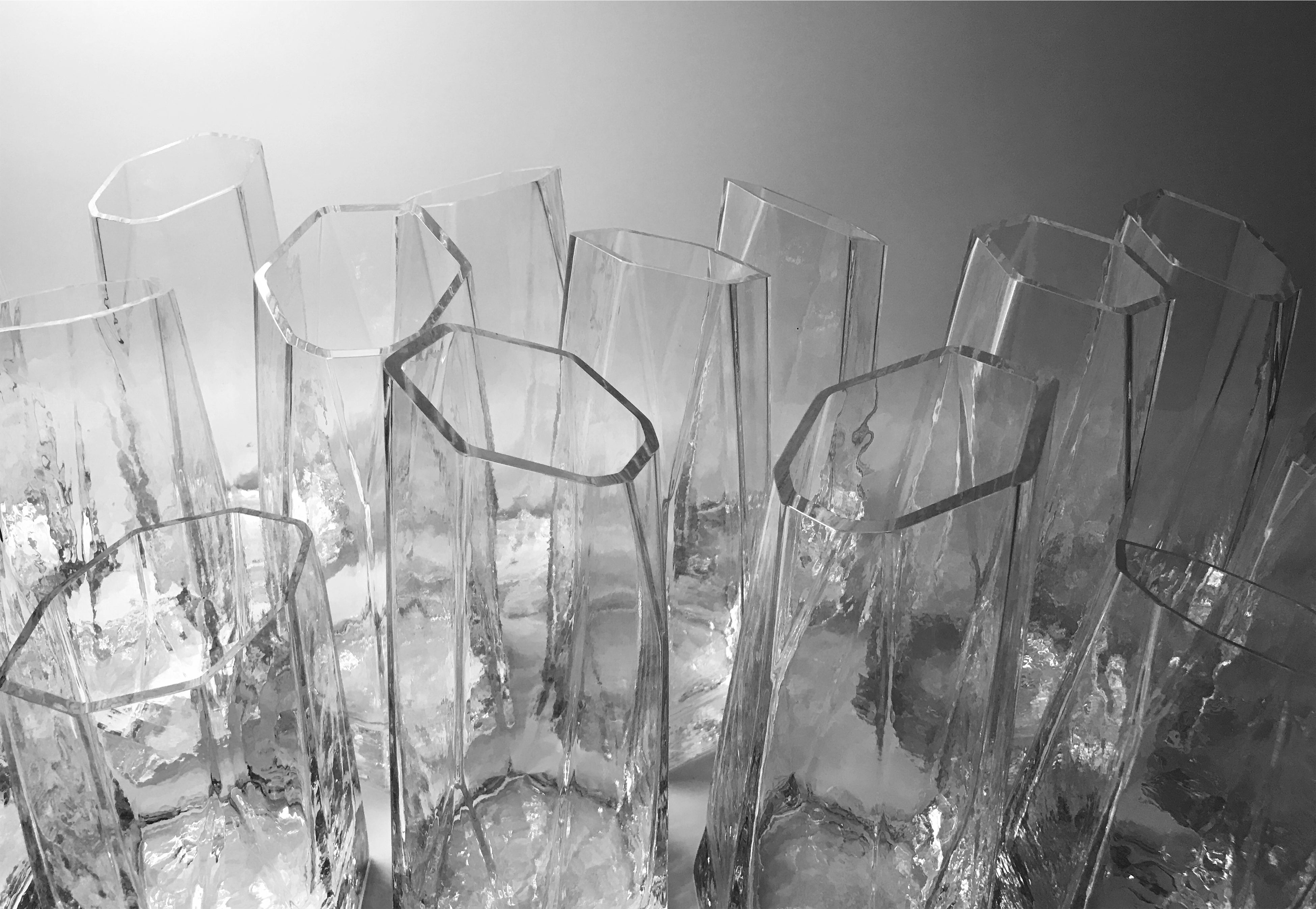 映像はガラスの自然な形状を表現する「GLASS IN NATURE」。写真下は今回展示されるCRYSTNのクリエーション