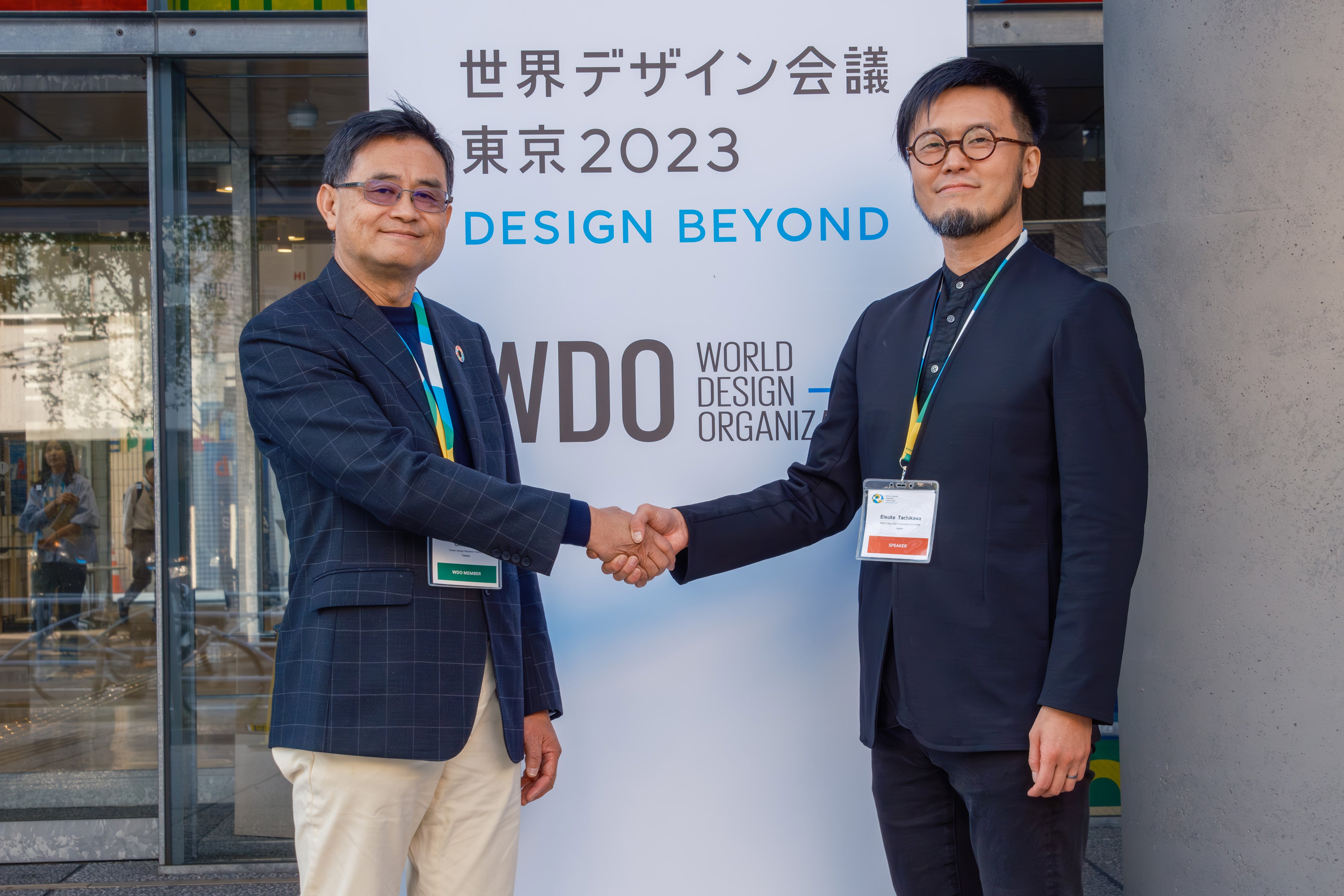 写真左から台湾デザイン研究院 リン副院長、公益社団法人日本インダストリアルデザイン協会 太刀川理事長