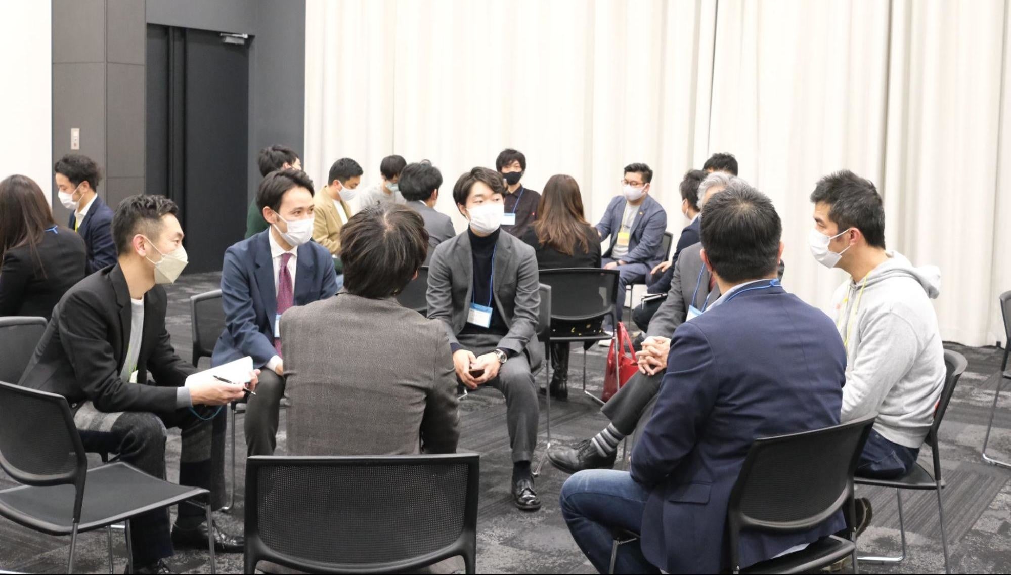 ベンチャー経営者を囲むグループディスカッションの様子