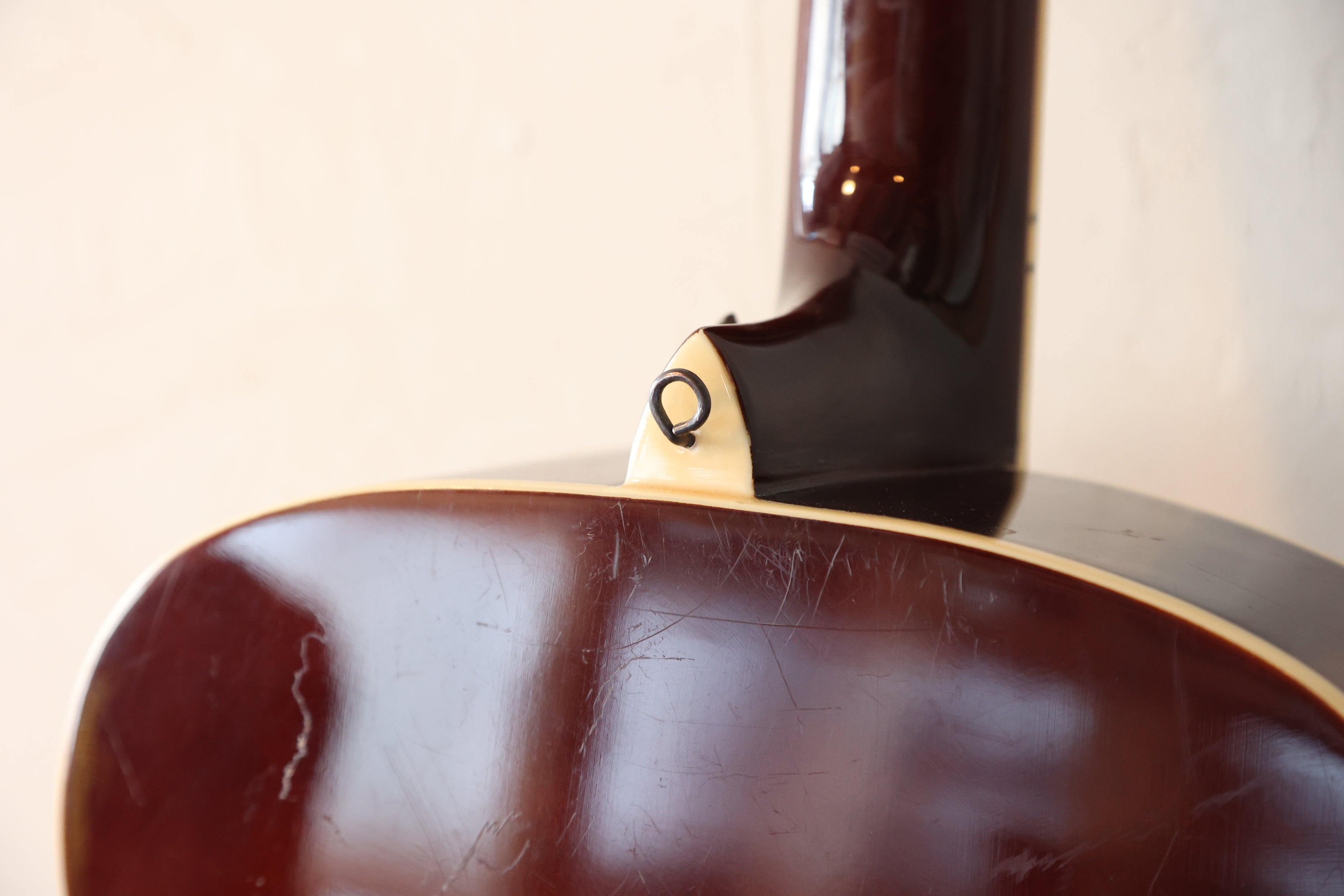 壁掛け用フック付き