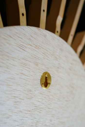 壁掛け用の金具付き